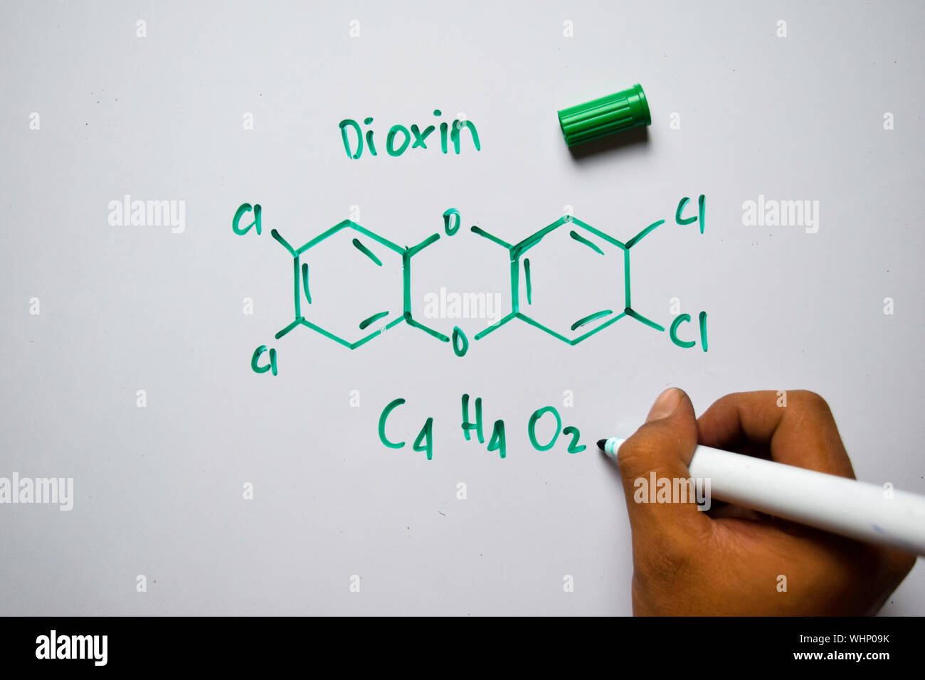 Dioxine (C4, H4,O2) molécule écrit sur le tableau blanc. Formule chimique structurels. Concept de l'éducation Banque D'Images