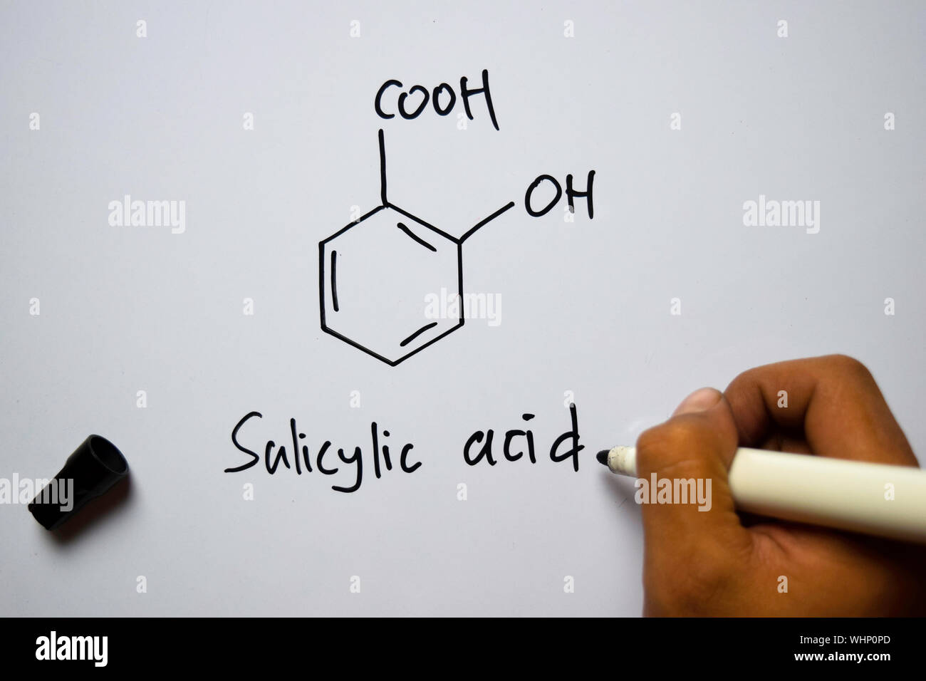 Molécule d'acide salicylique écrit sur le tableau blanc. Formule chimique structurels. Concept de l'éducation Banque D'Images