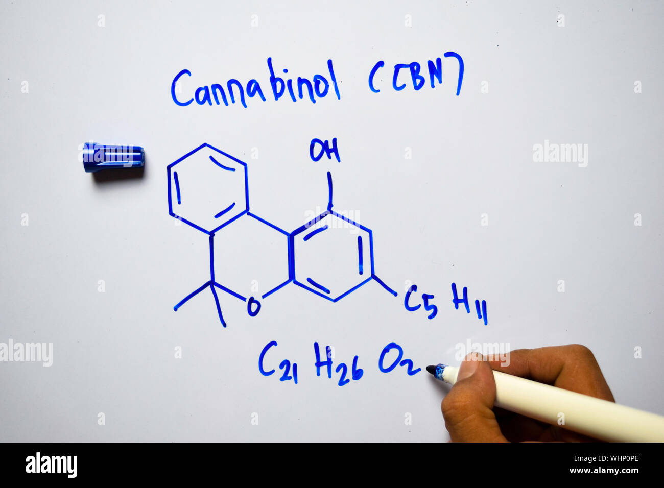 Le cannabinol (CBN) molécule écrit sur le tableau blanc. Formule chimique structurels. Concept de l'éducation Banque D'Images
