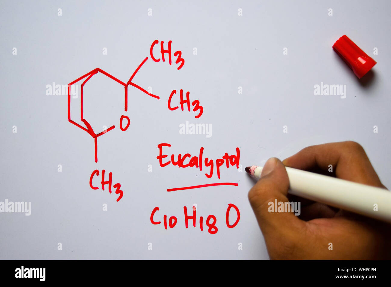 Eucalyptol (C10, H18,O) molécule écrit sur le tableau blanc. Formule chimique structurels. Concept de l'éducation Banque D'Images