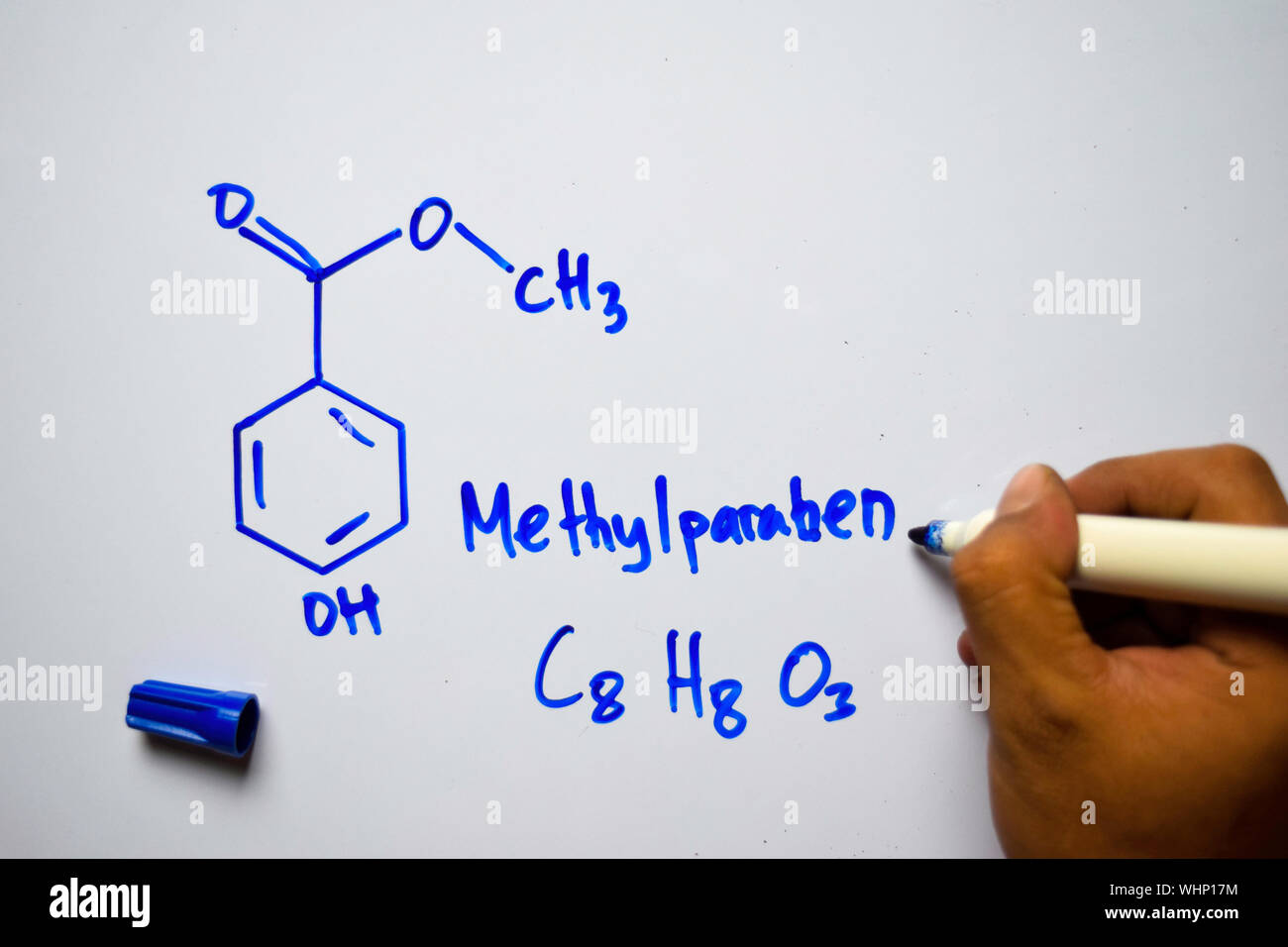 Méthylparabène (C8, H8,O3) molécule écrit sur le tableau blanc. Formule chimique structurels. Concept de l'éducation Banque D'Images