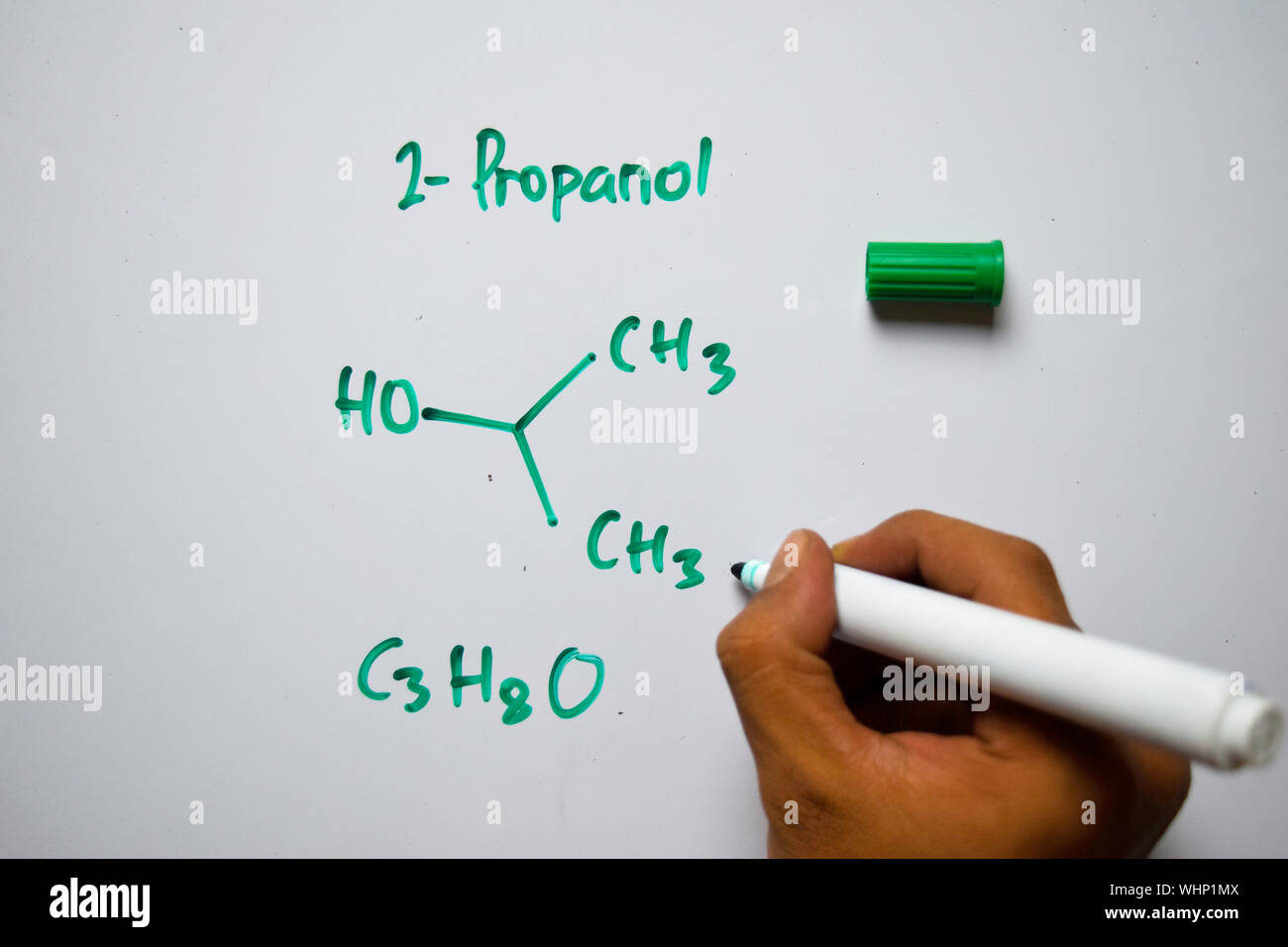 2-propanol (C3, H8O) molécule écrit sur le tableau blanc. Formule chimique structurels. Concept de l'éducation Banque D'Images