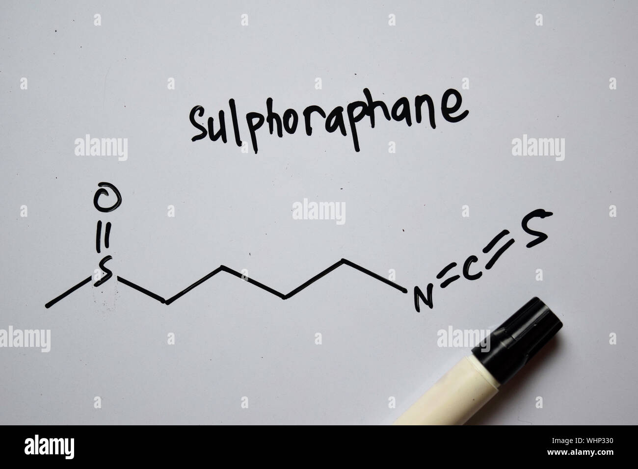 Molécule Sulphoraphane écrit sur le tableau blanc. Formule chimique structurels. Concept de l'éducation Banque D'Images