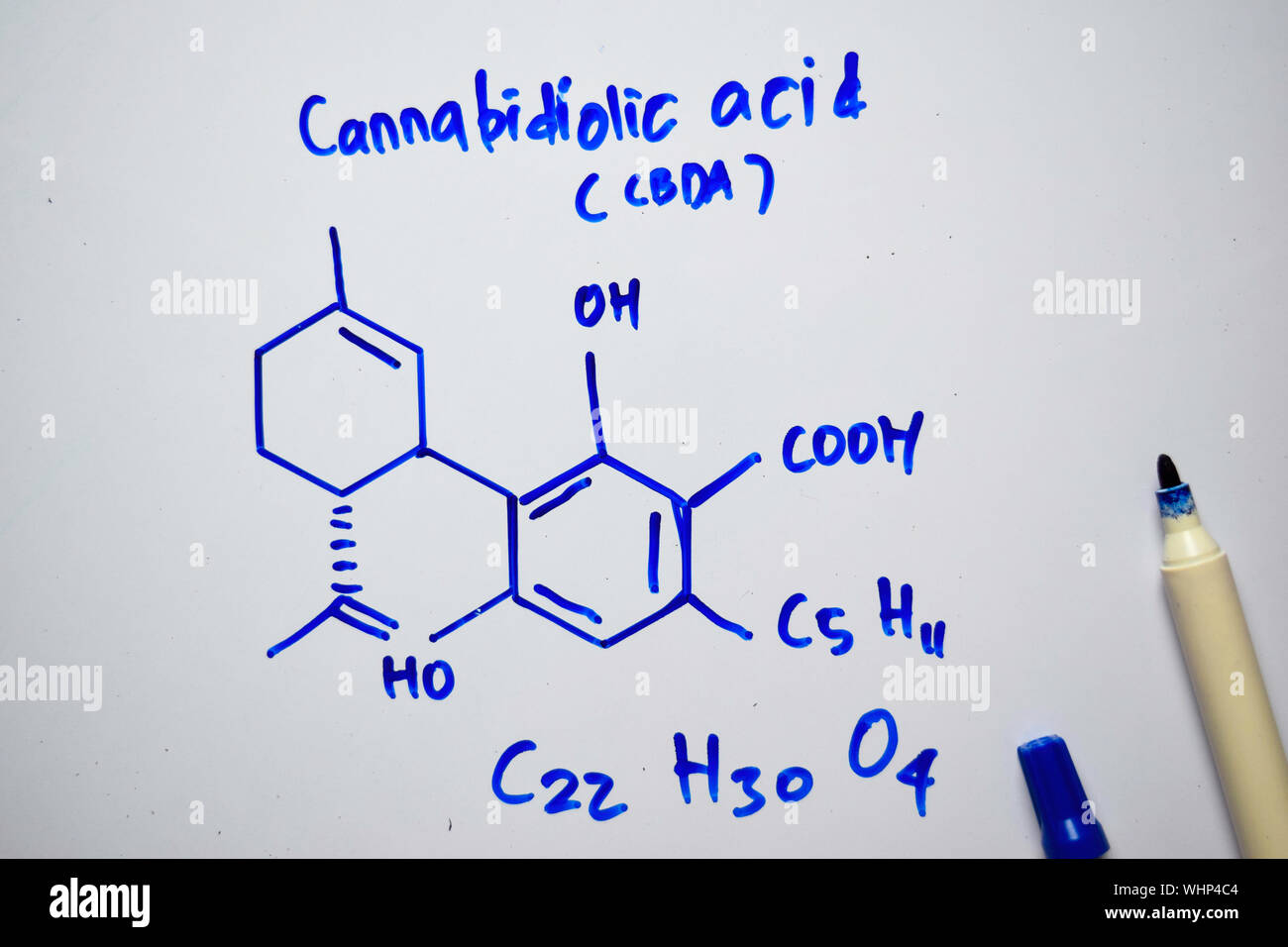 Cannabidiolic - Acide LE CBDA (C22, H30, O4) molécule écrit sur le tableau blanc. Formule chimique structurels. Concept de l'éducation Banque D'Images