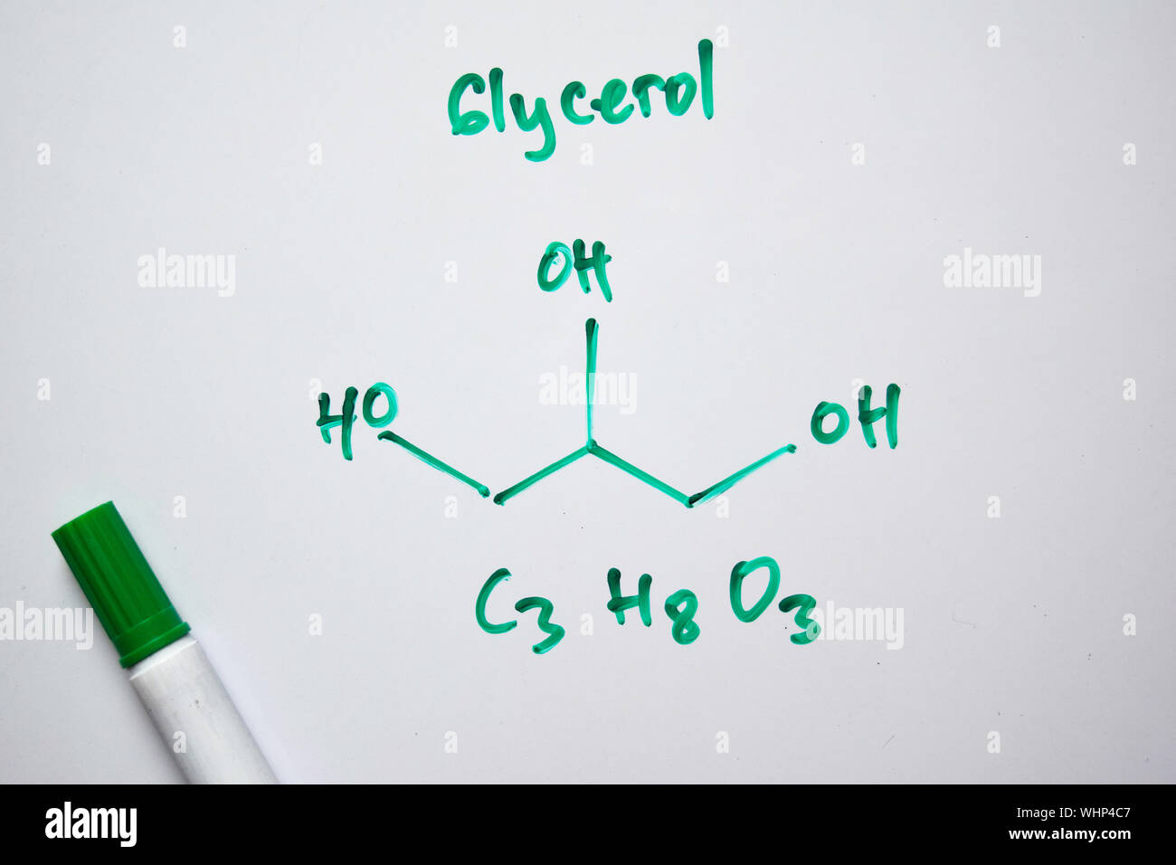 Glycérol (C3, H8,O3) molécule écrit sur le tableau blanc. Formule chimique structurels. Concept de l'éducation Banque D'Images
