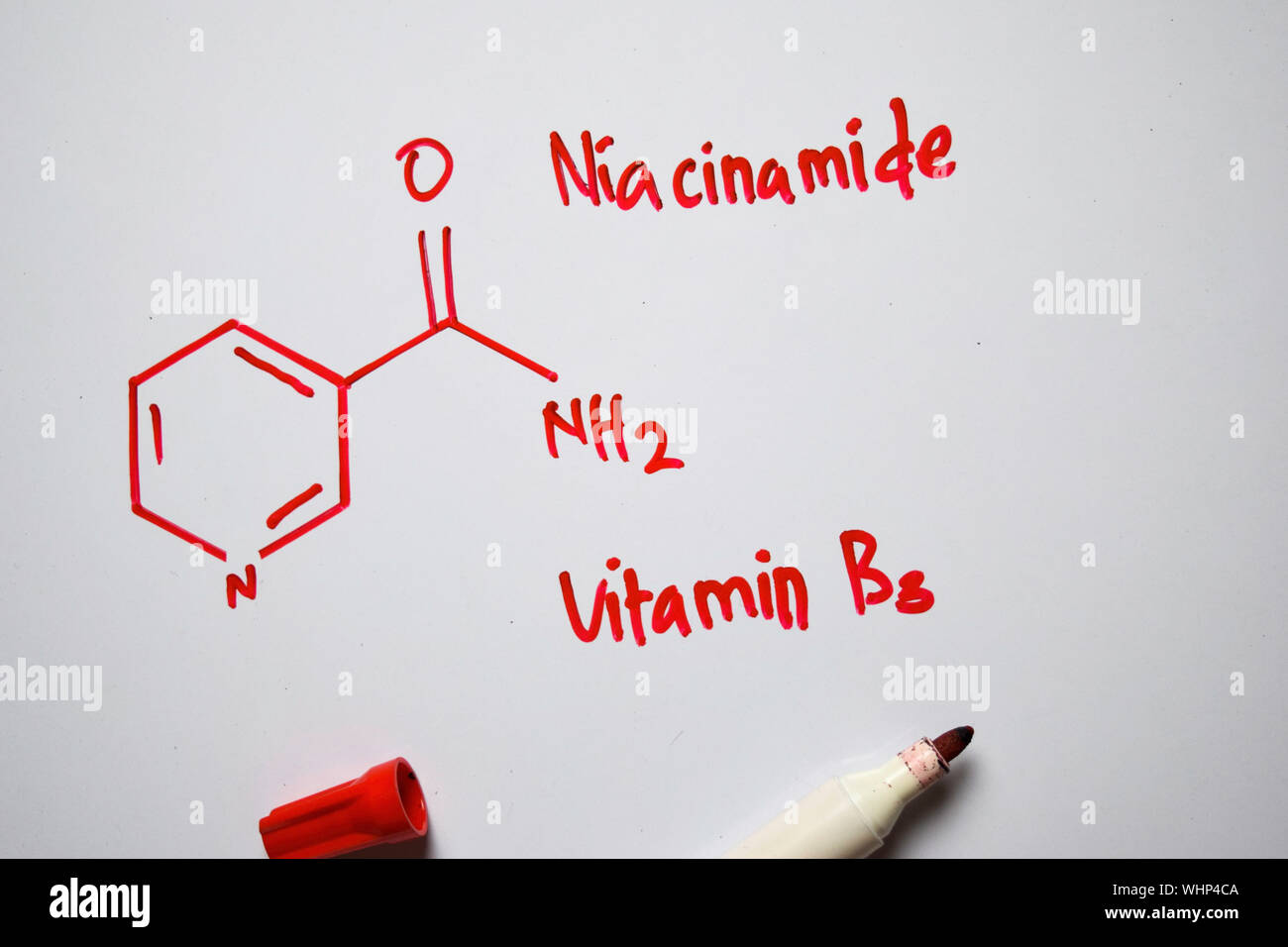 Niaoinamide (vitamine B3) molécule écrit sur le tableau blanc. Formule chimique structurels. Concept de l'éducation Banque D'Images
