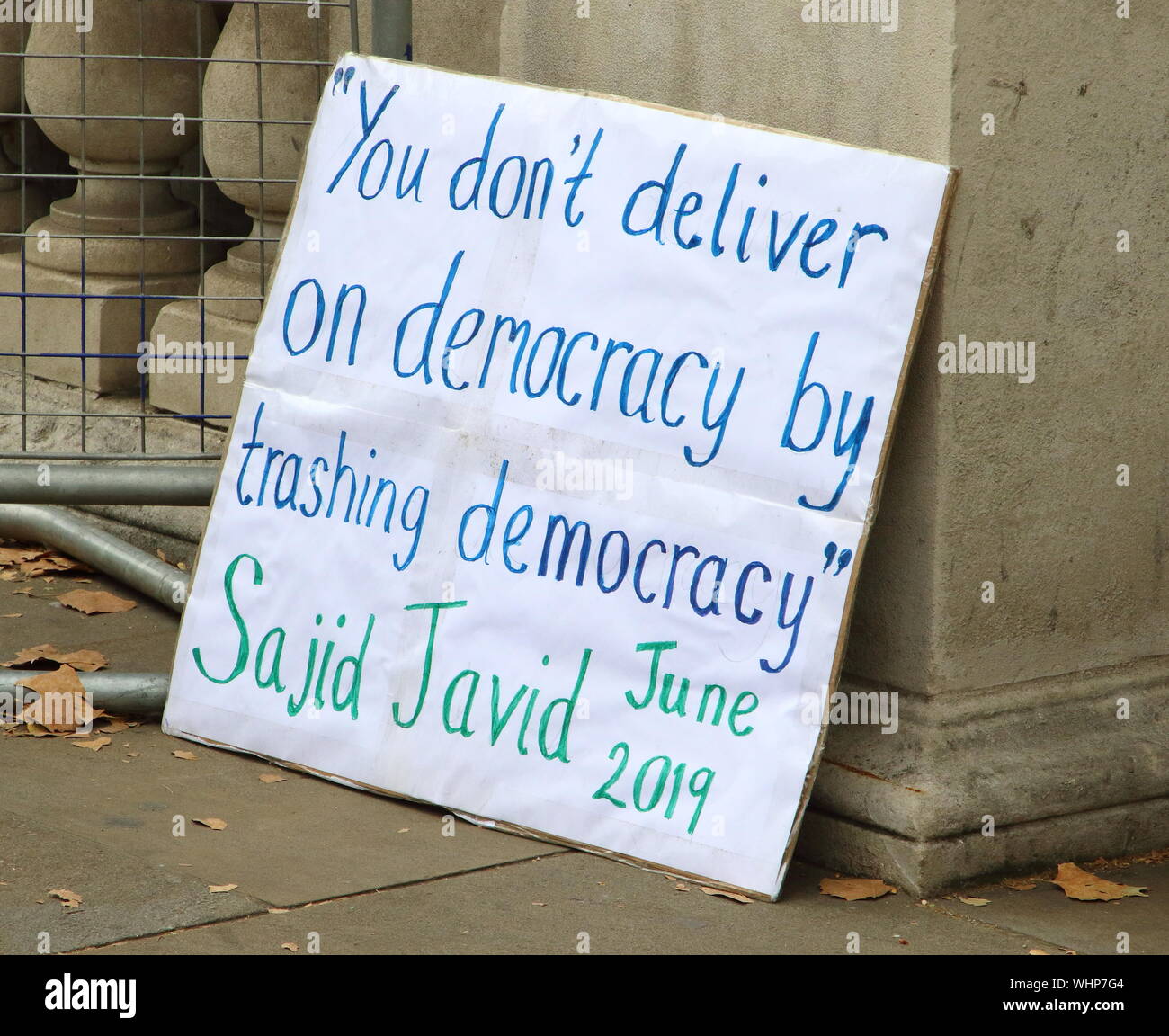 Londres, Royaume-Uni. 09Th Sep 2019. Une affiche sur un mur lors de l'arrêt Brexit, arrêter le coup d'État, la démocratie Pro manifestation devant le bureau du Cabinet. Credit : SOPA/Alamy Images Limited Live News Banque D'Images