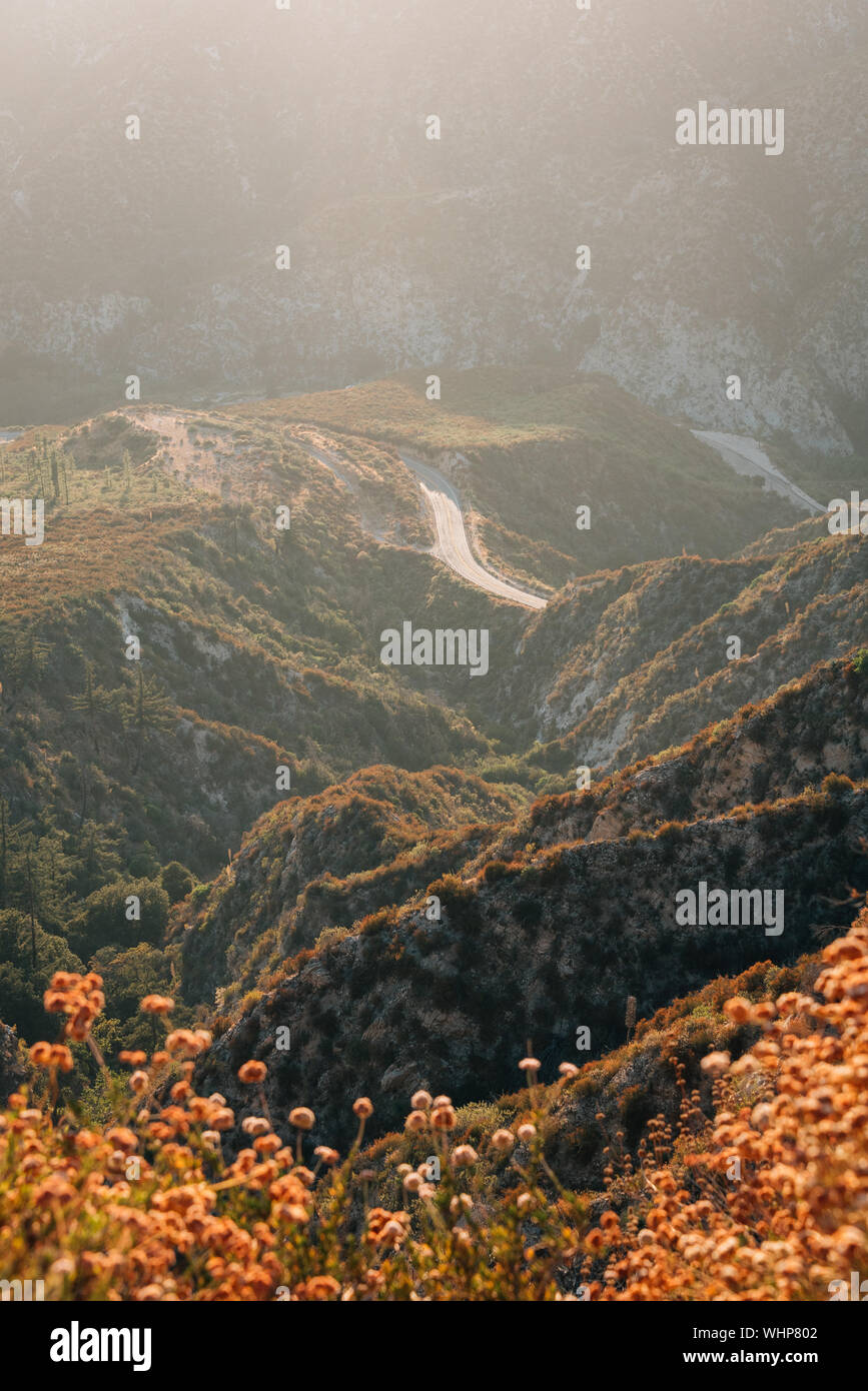 Vue des montagnes et la route à Angeles National Forest, Californie Banque D'Images