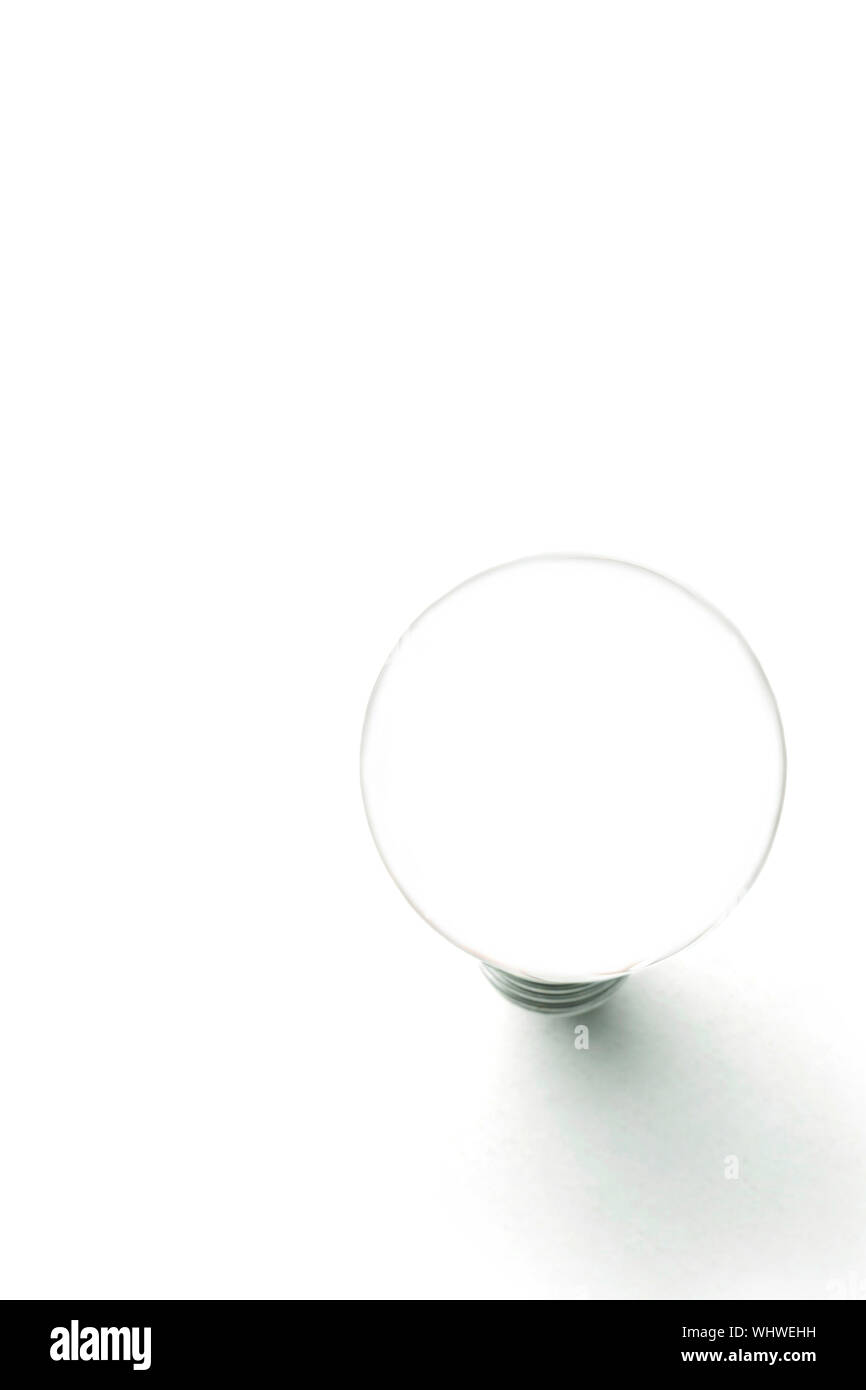 Light bulb on white Banque D'Images