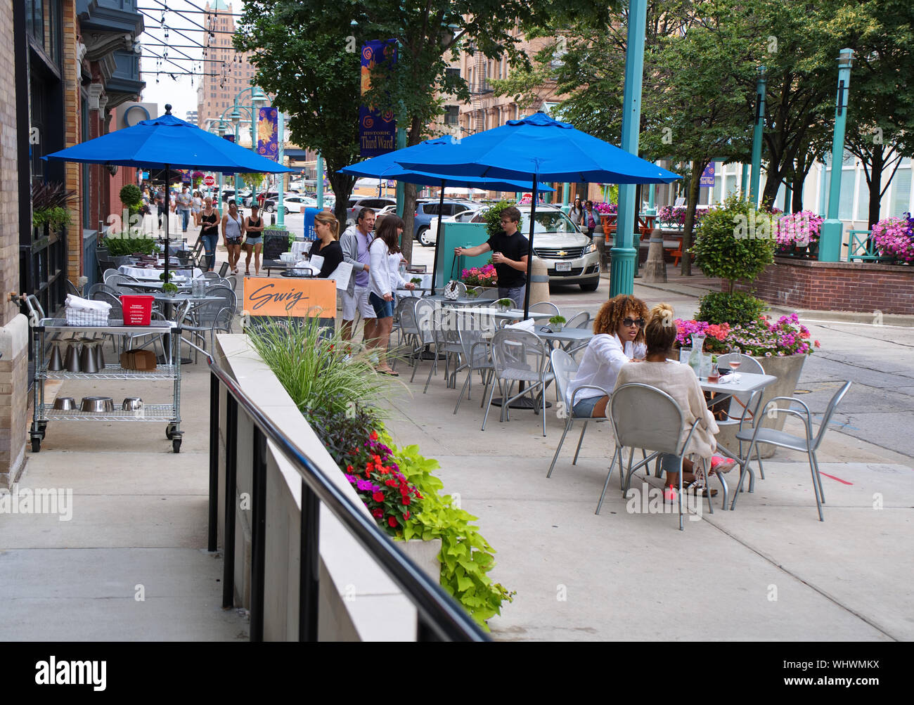 Milwaukee, WI USA. Jul 2018. Historique La troisième Ward et marché plein air avec les touristes de manger, shopping, et simplement se détendre avec un bon verre. Banque D'Images