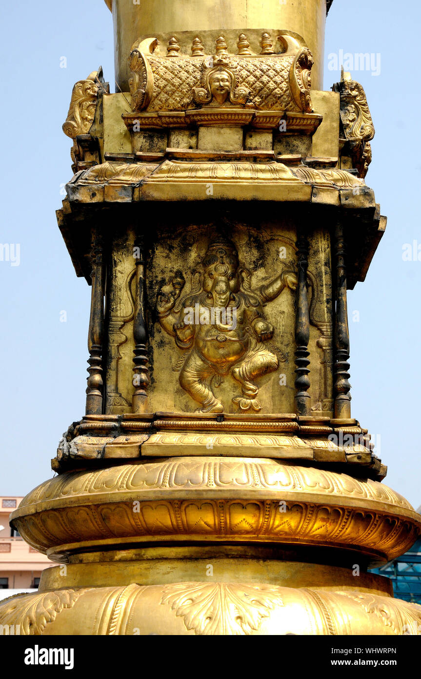 Dieu hindou à la tête d'éléphant Ganesh Seigneur sur un pilier d'or dans un temple à Chennai, Tamil Nadu, Inde. Photographie : Sondeep Shankar Banque D'Images