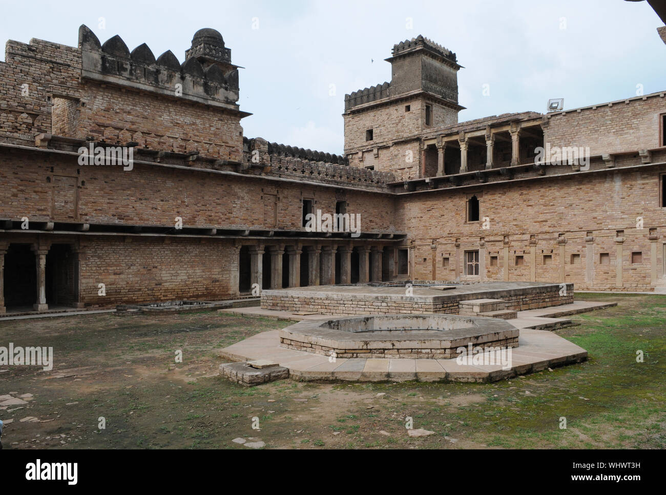 Un palais de trois étages à l'intérieur de Chanderi fort, Madhya Pradesh, Inde. Le palais est doté d'une fontaine et d'un tank dans sa cour. Le fort est situé à la pe Banque D'Images