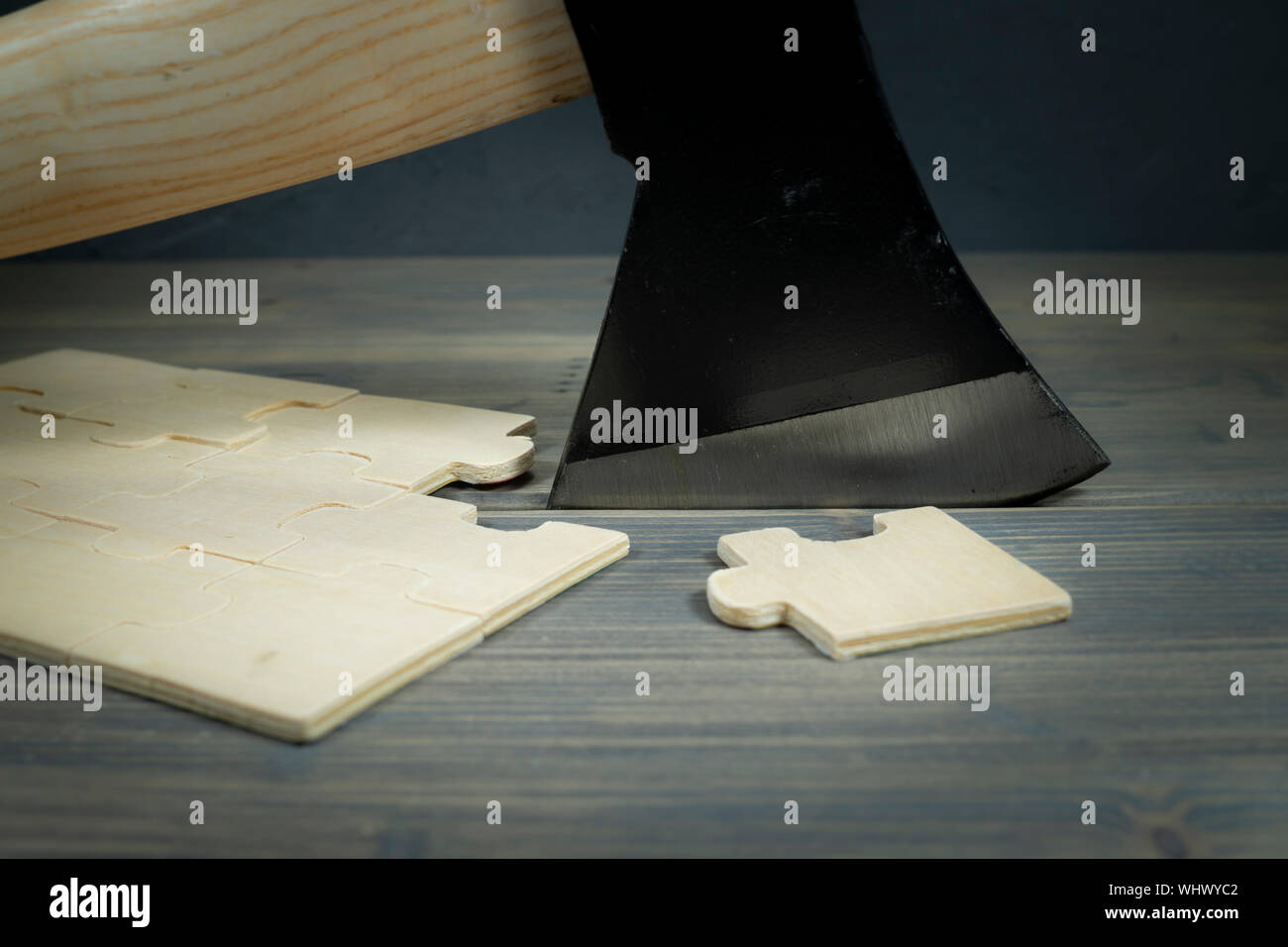 Puzzle en bois faits à la main avec une pièce située à l'autre dans un concept de la résolution de problèmes et solutions Banque D'Images