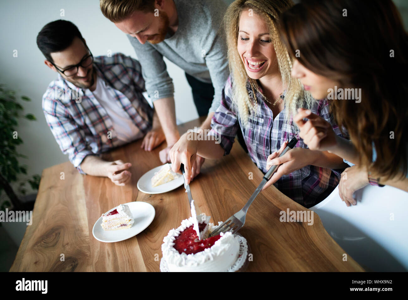 Group of friends celebrating birthday ensemble à la maison Banque D'Images