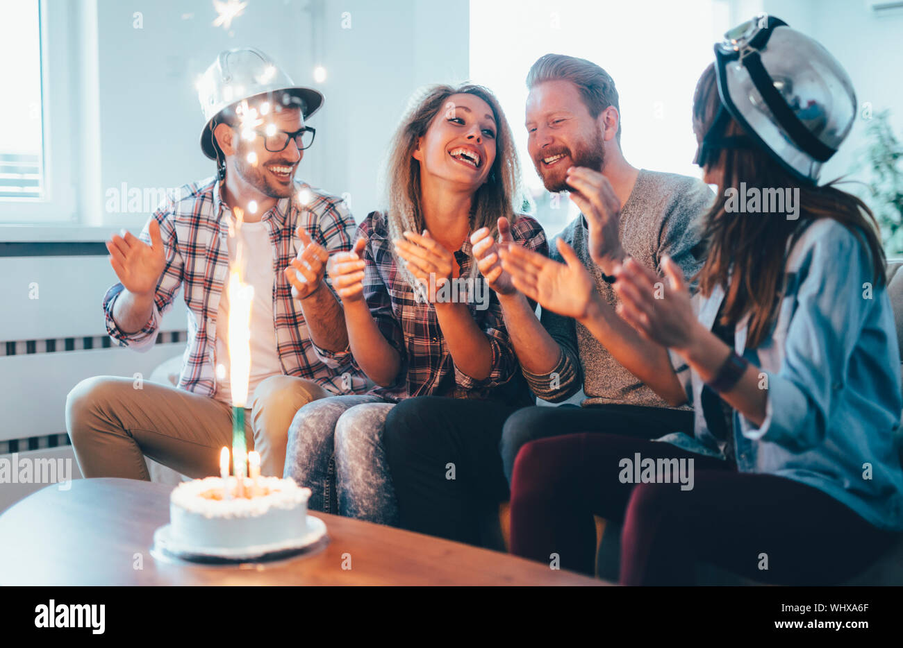 Groupe d'happy friends celebrating birthday ensemble, à la maison Banque D'Images