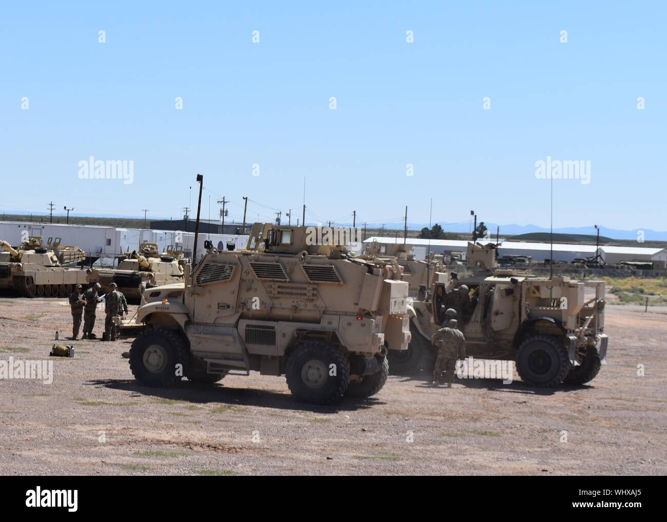 Des soldats américains à La Compagnie Bravo, 1-252, 30e Régiment d'armure Armored Brigade Combat Team, Caroline du Nord, l'entraînement de la Garde nationale Mine MaxxPro embuscade de résistance (MRAP) et des articulations (véhicule tactique léger JLTV) tout en menant la formation de mobilisation dans les environs de Fort Bliss, Texas, le 31 août 2019. La 30e ABCT se prépare à mobiliser pour appuyer l'opération Bouclier spartiate et se compose de soldats de la Caroline du Nord, Caroline du Sud, West Virgina et la garde nationale de l'Ohio. (U.S. Photo de la Garde nationale par le Lieutenant-colonel King Cindi) Banque D'Images