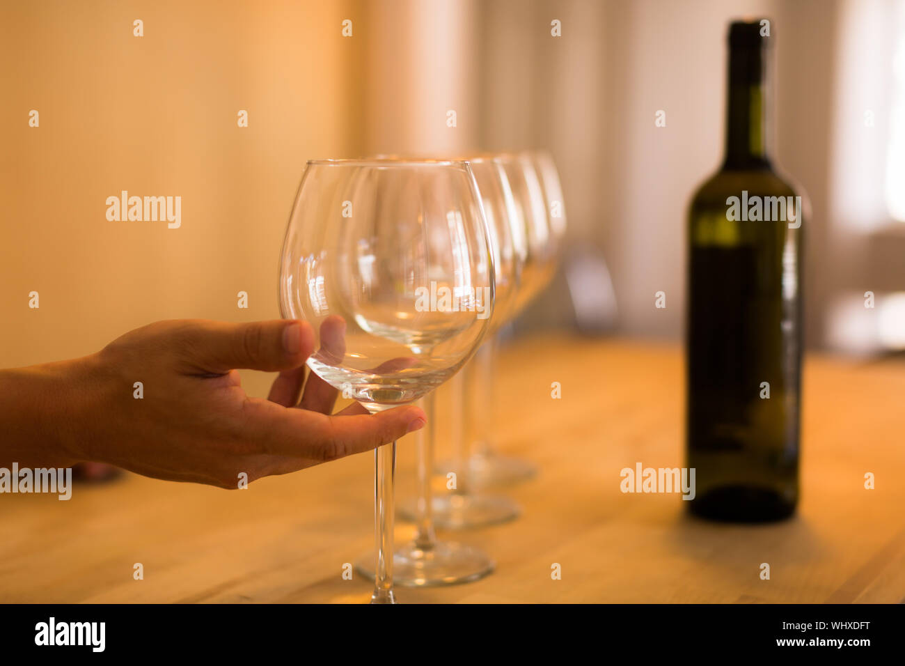 Doté d''un verre dans un événement indépendant. L'alimentation et du vin Bouteille. service service. Banque D'Images