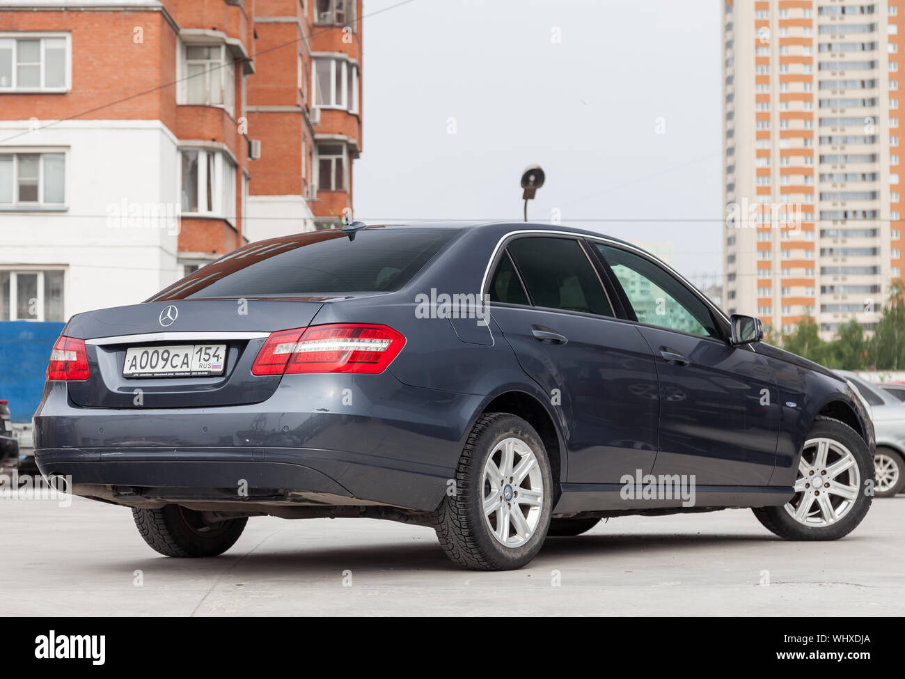 Novosibirsk, Russie - 07.30.2019 : gris et bleu Mercedes Benz E-class E200  année 2010 Vue arrière avec intérieur noir en excellent état dans un  parking Photo Stock - Alamy