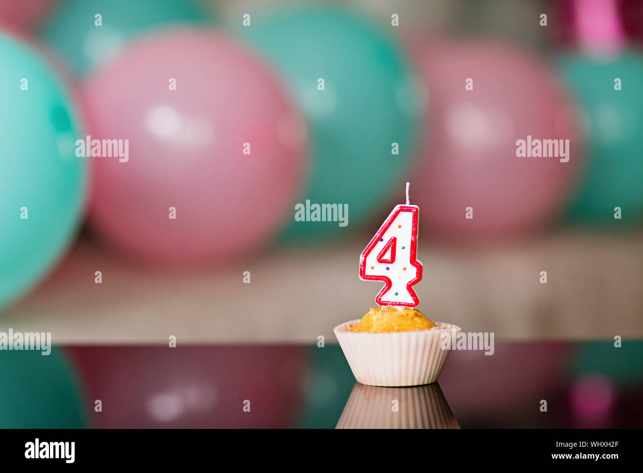 Gâteau d'anniversaire et de ballons colorés sur fond , célébrer 4 ans Photo  Stock - Alamy
