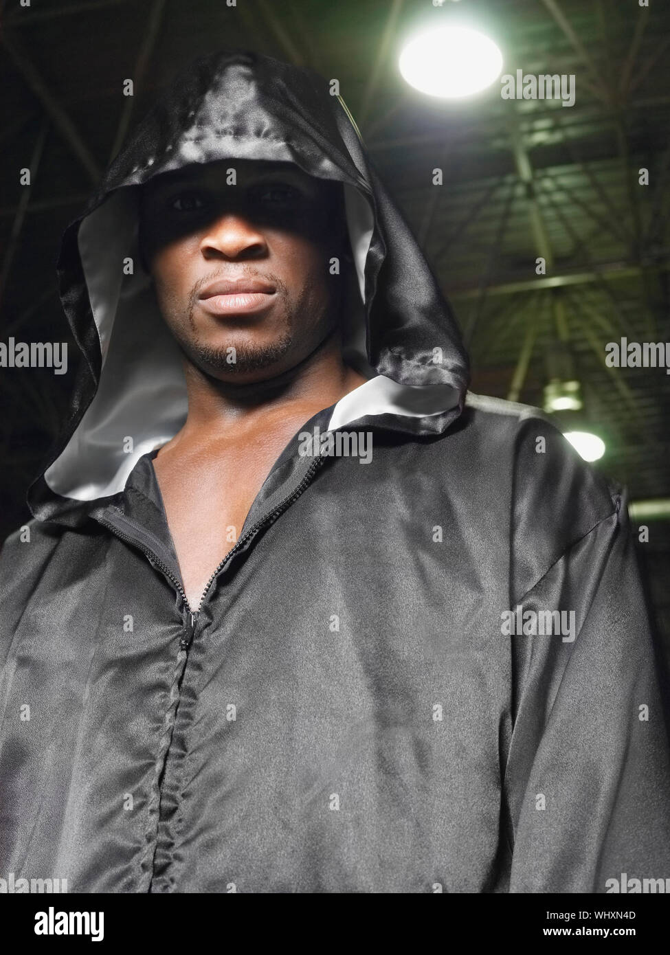 Portrait d'un boxeur américain africain portant robe avec capot Banque D'Images