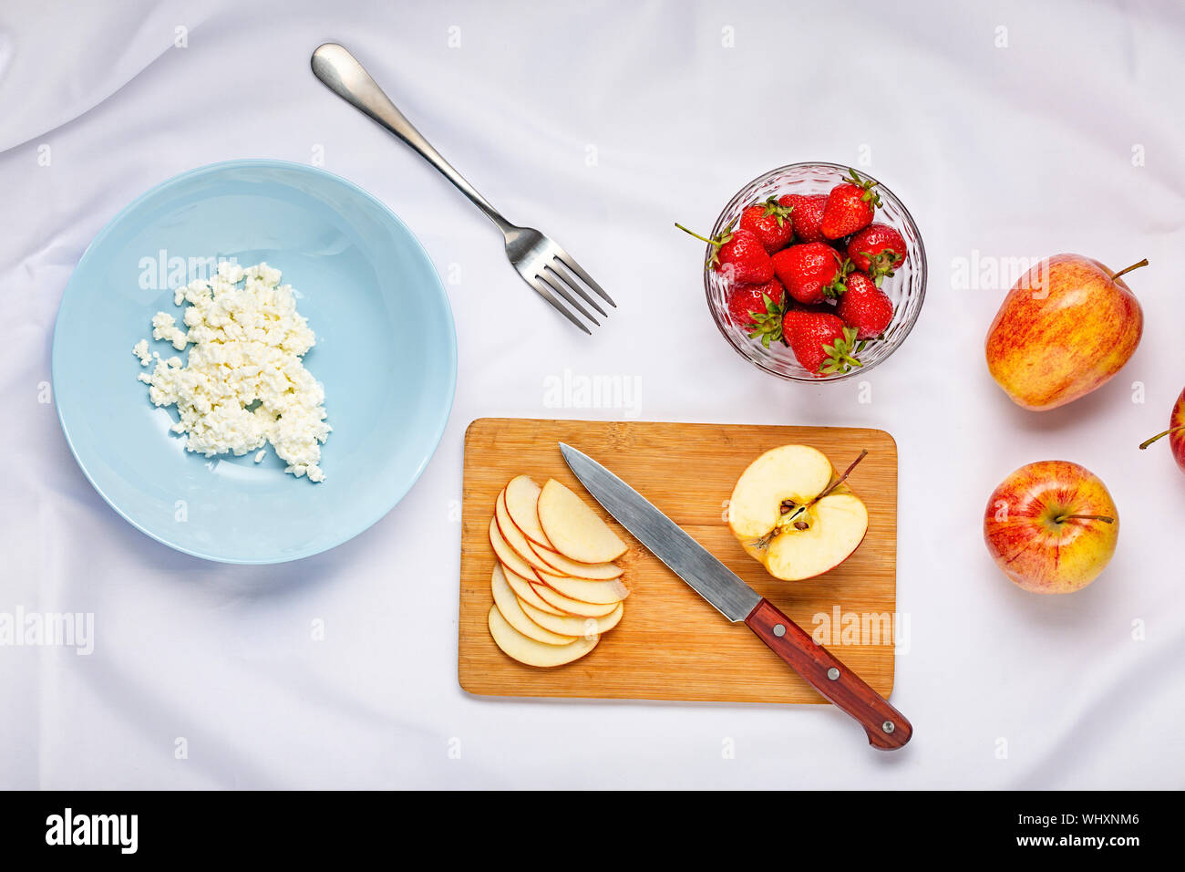 Manger des fraises, bleuets, salade de fruits, gâteau au fromage, crêpes, yaourts, crème, petit déjeuner, coupe de fruits, nappe, faible en gras Banque D'Images