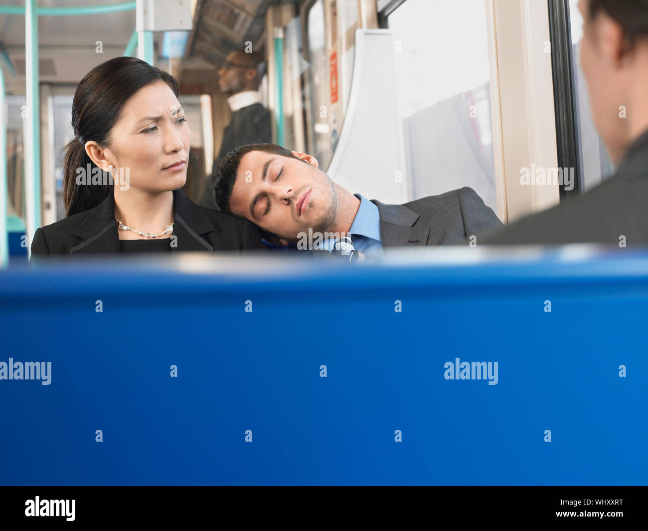 Jeune homme dormir sur l'épaule de femme dans le train Banque D'Images