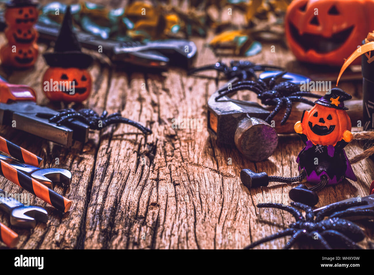 Happy Halloween journée avec construction bricolage outils pratiques sur rusty background concept avec copie espace. Banque D'Images