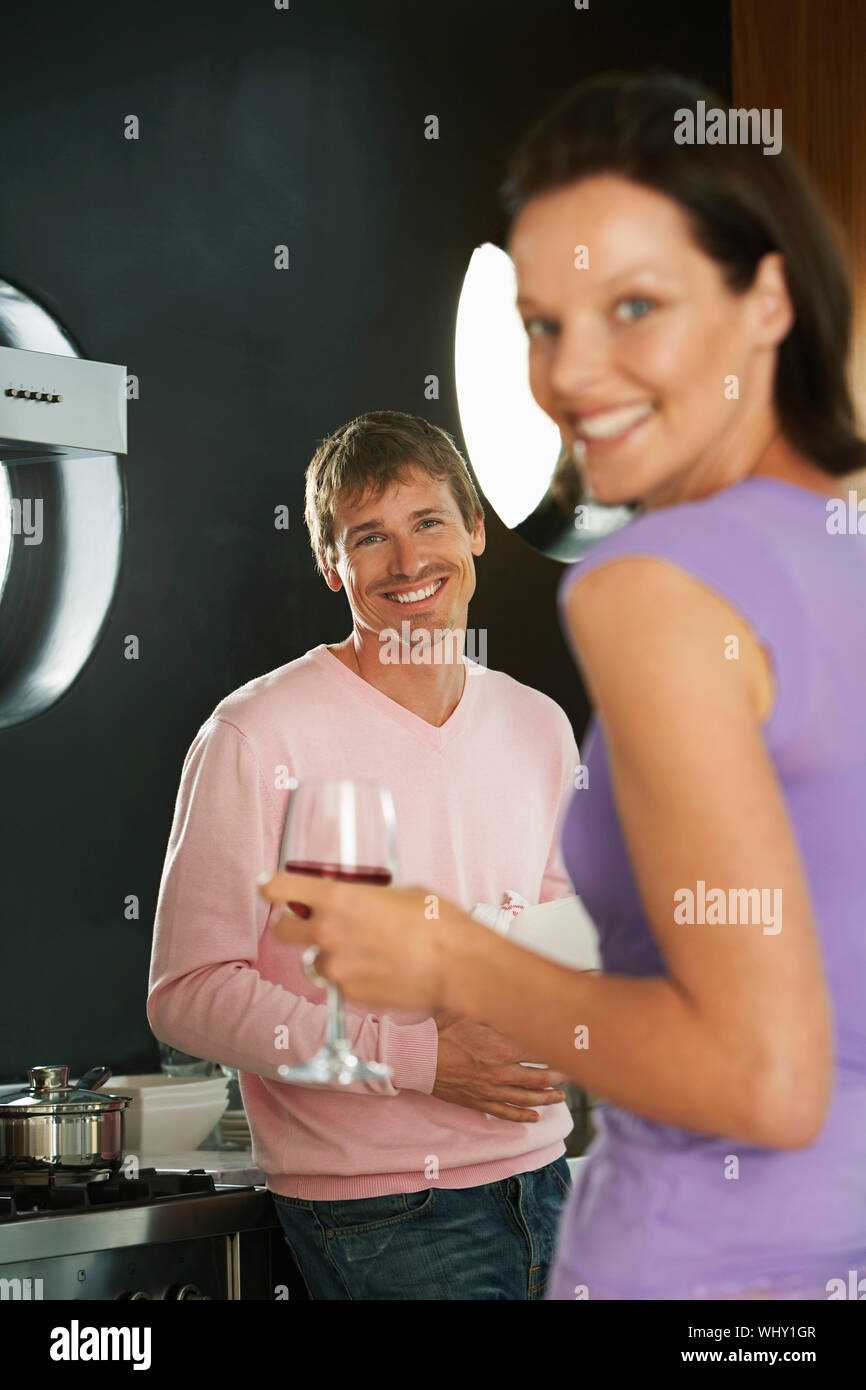 Couple Standing in Kitchen Banque D'Images