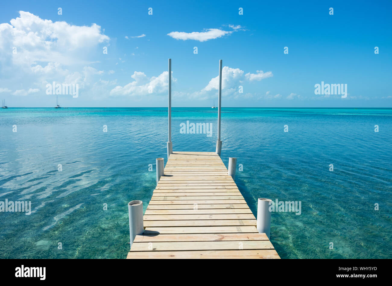 Ciel bleu - Jetty tonne clair comme la mer des Caraïbes, Caye Caulker, Belize Banque D'Images