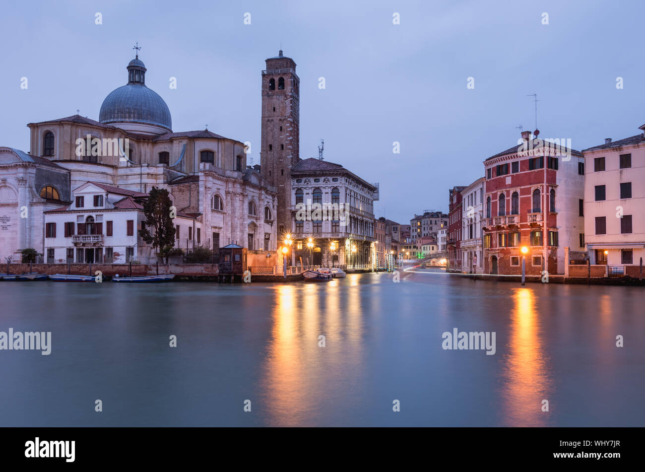 L'église de San Geremia et le Grand Canal à Venise au crépuscule, province de Vénétie, Italie. Banque D'Images