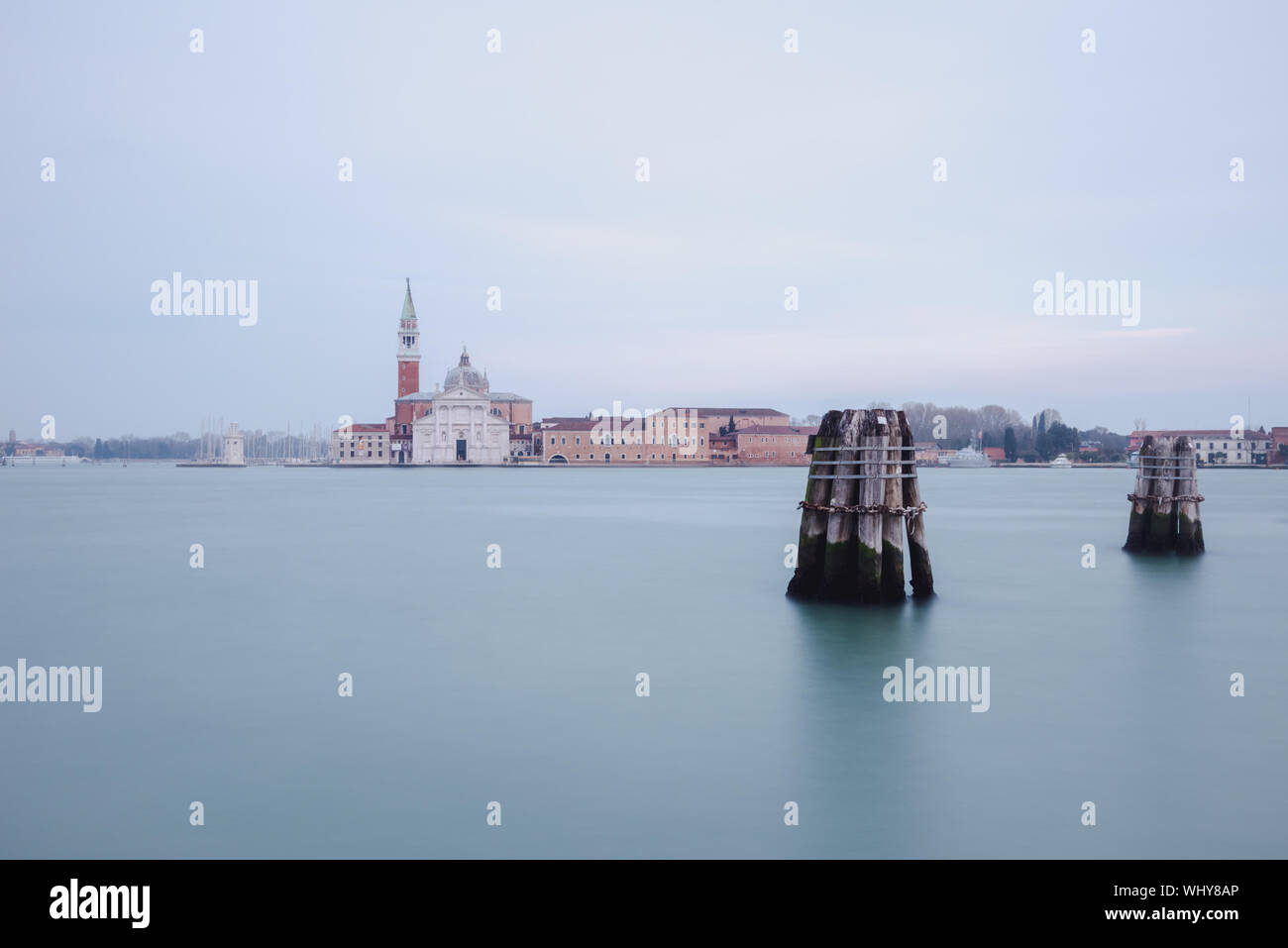 Église de San Giorgio Maggiore sur l'exposition de longue soirée d'hiver, Venise, Italie. Banque D'Images