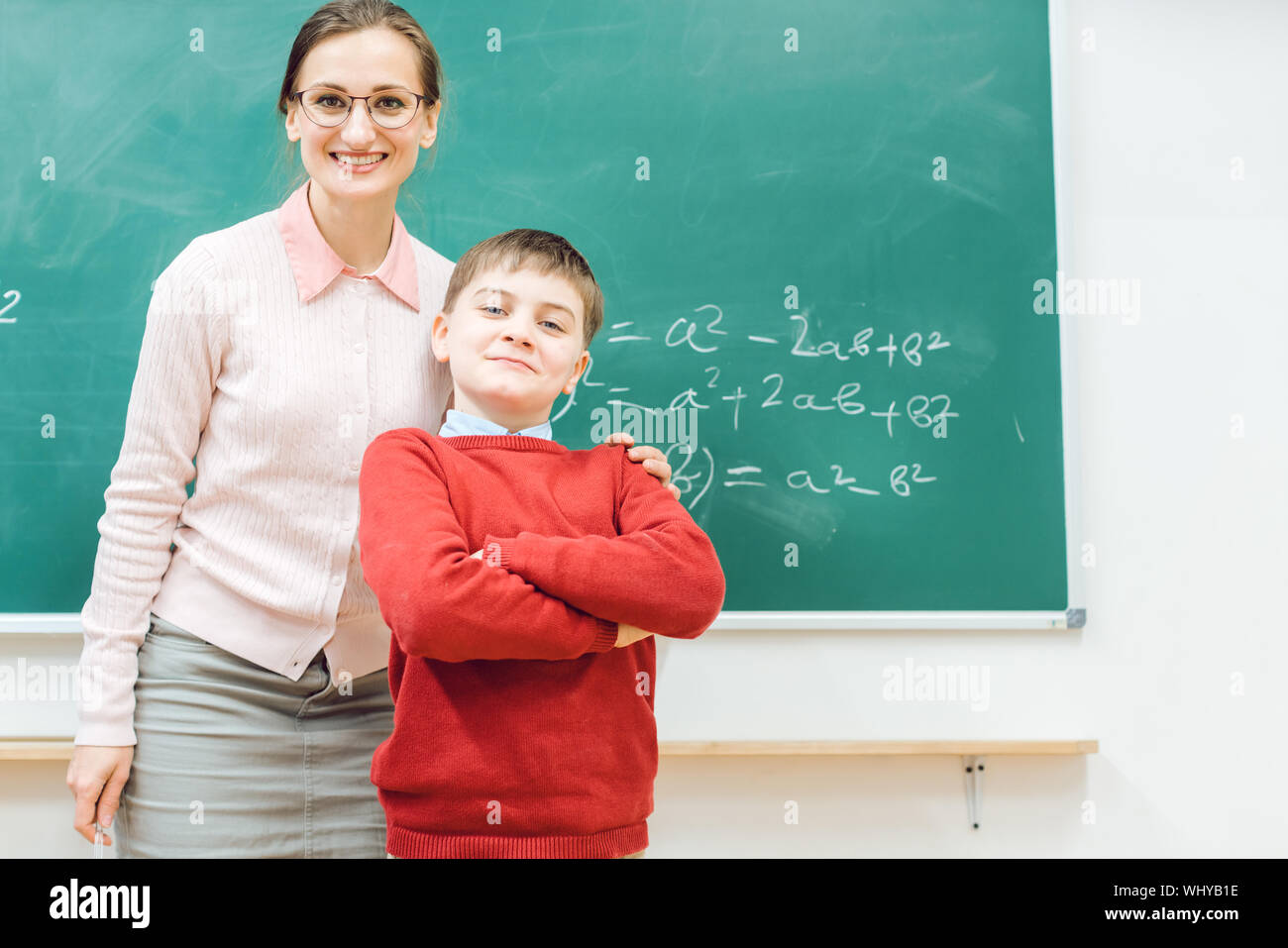 Écolier brillant est fier de son travail et ainsi est l'enseignant Banque D'Images