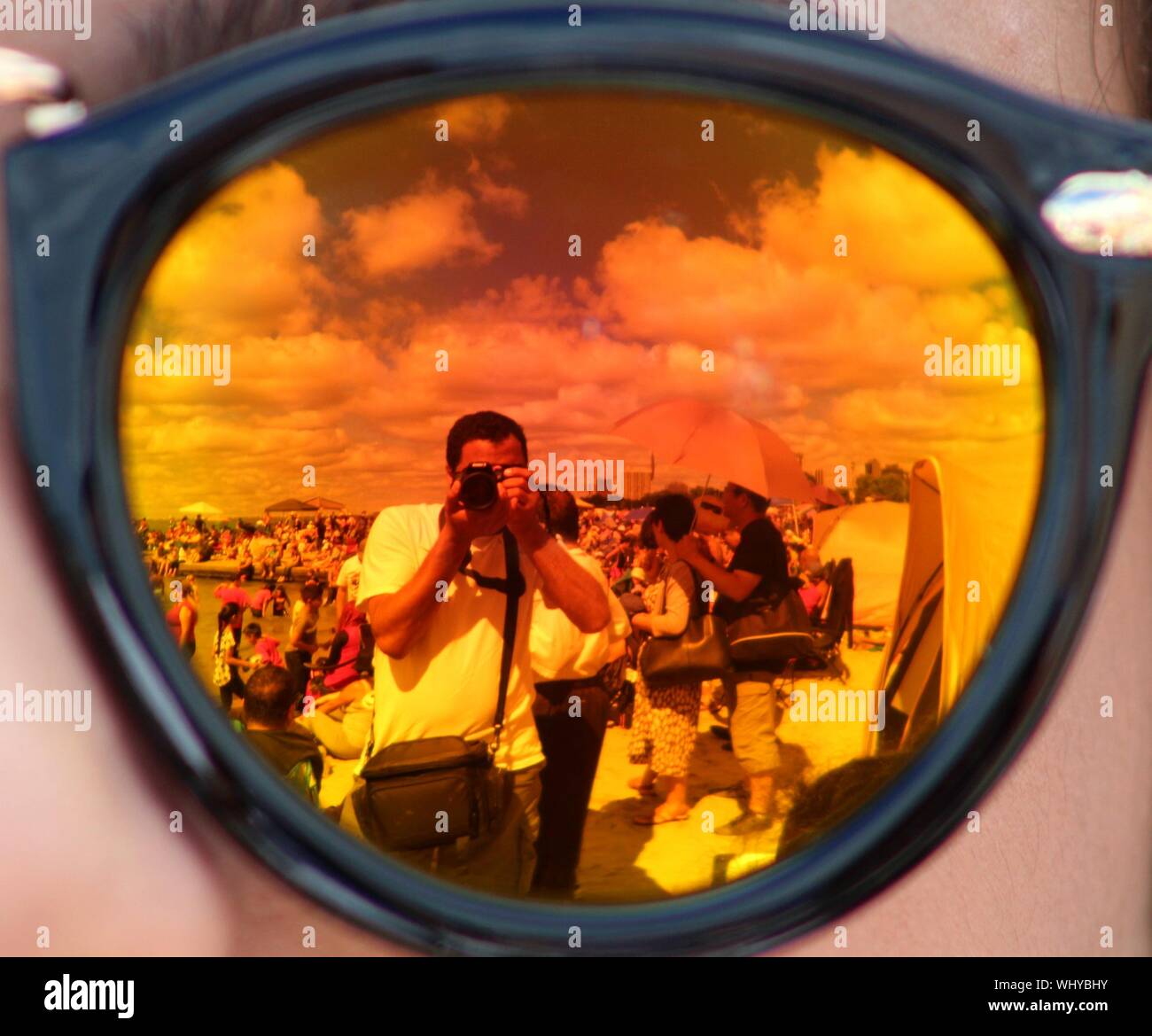 Personne portant des lunettes de soleil Banque de photographies et d'images  à haute résolution - Alamy