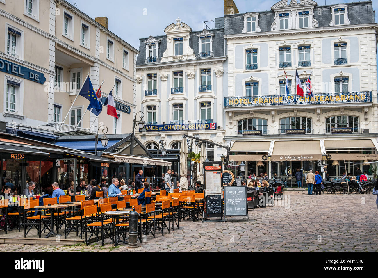 Restaurants en place Chateaubriand, St Malo, Bretagne Banque D'Images