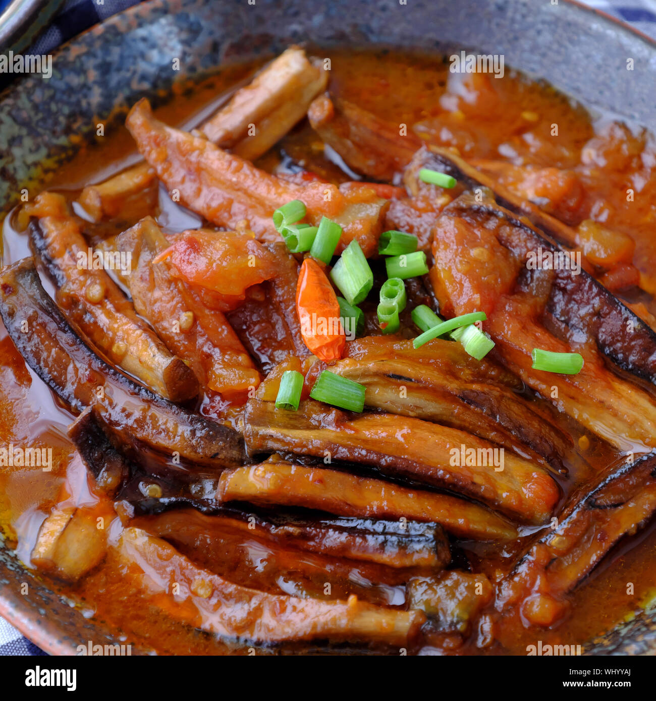 Maison vue de haut de la nourriture végétarienne vietnamienne sur circle plate, fleur de bananier poisson vegan cook avec la sauce de soja, noix de coco et tomate, plat délicieux Banque D'Images