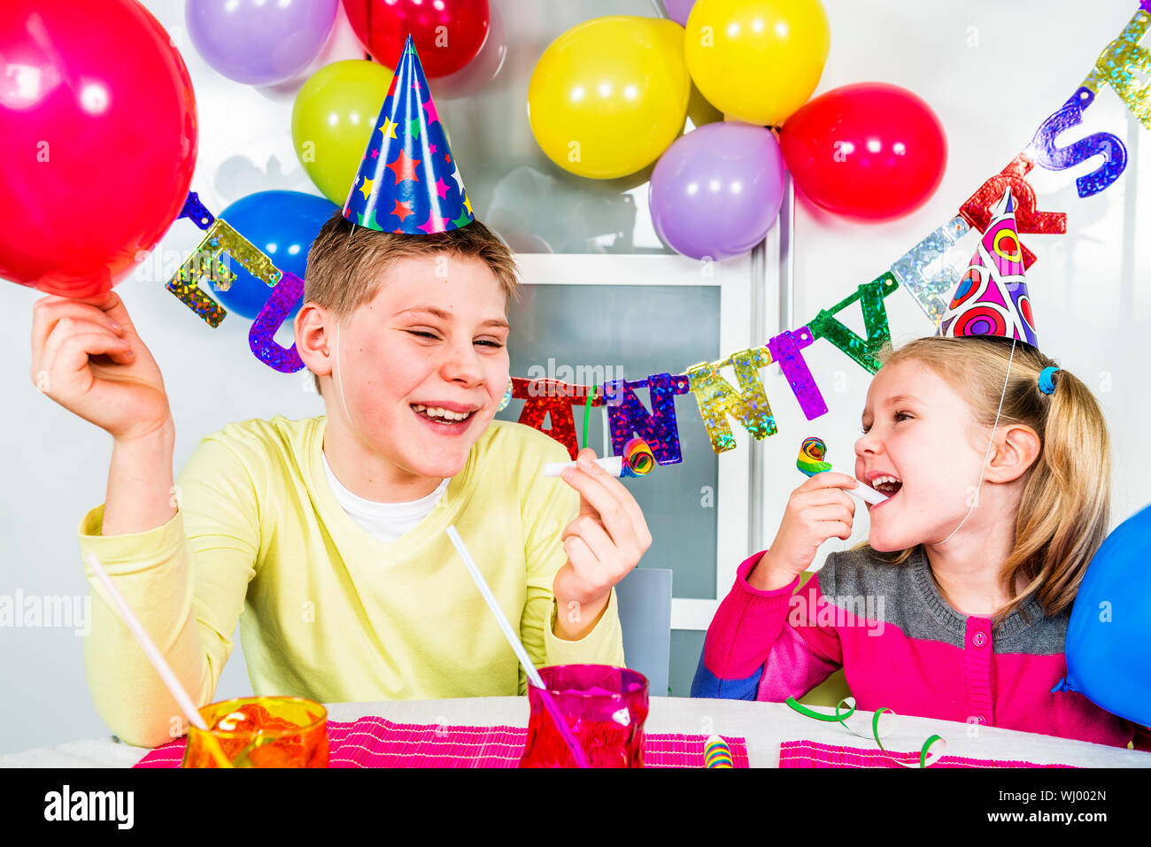 Heureux les petits enfants s'amusent dans une soirée d'anniversaire Banque D'Images