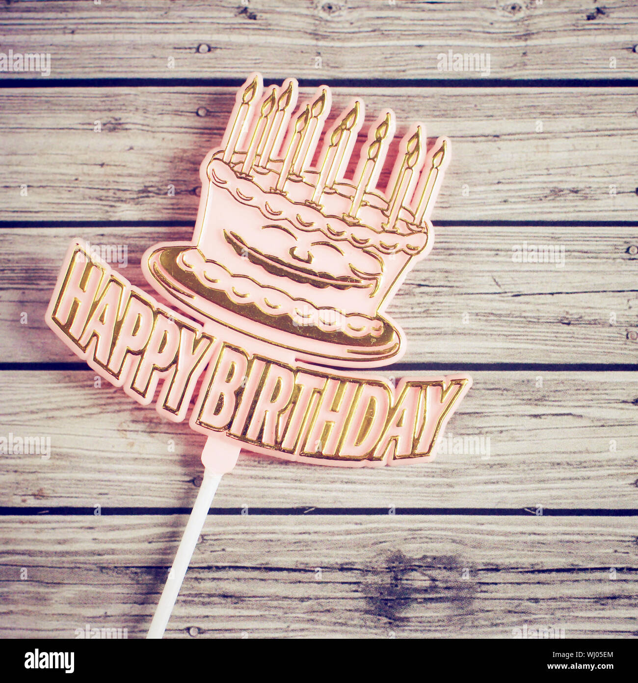 Joyeux anniversaire sur fond de bois avec effet filtre rétro Banque D'Images