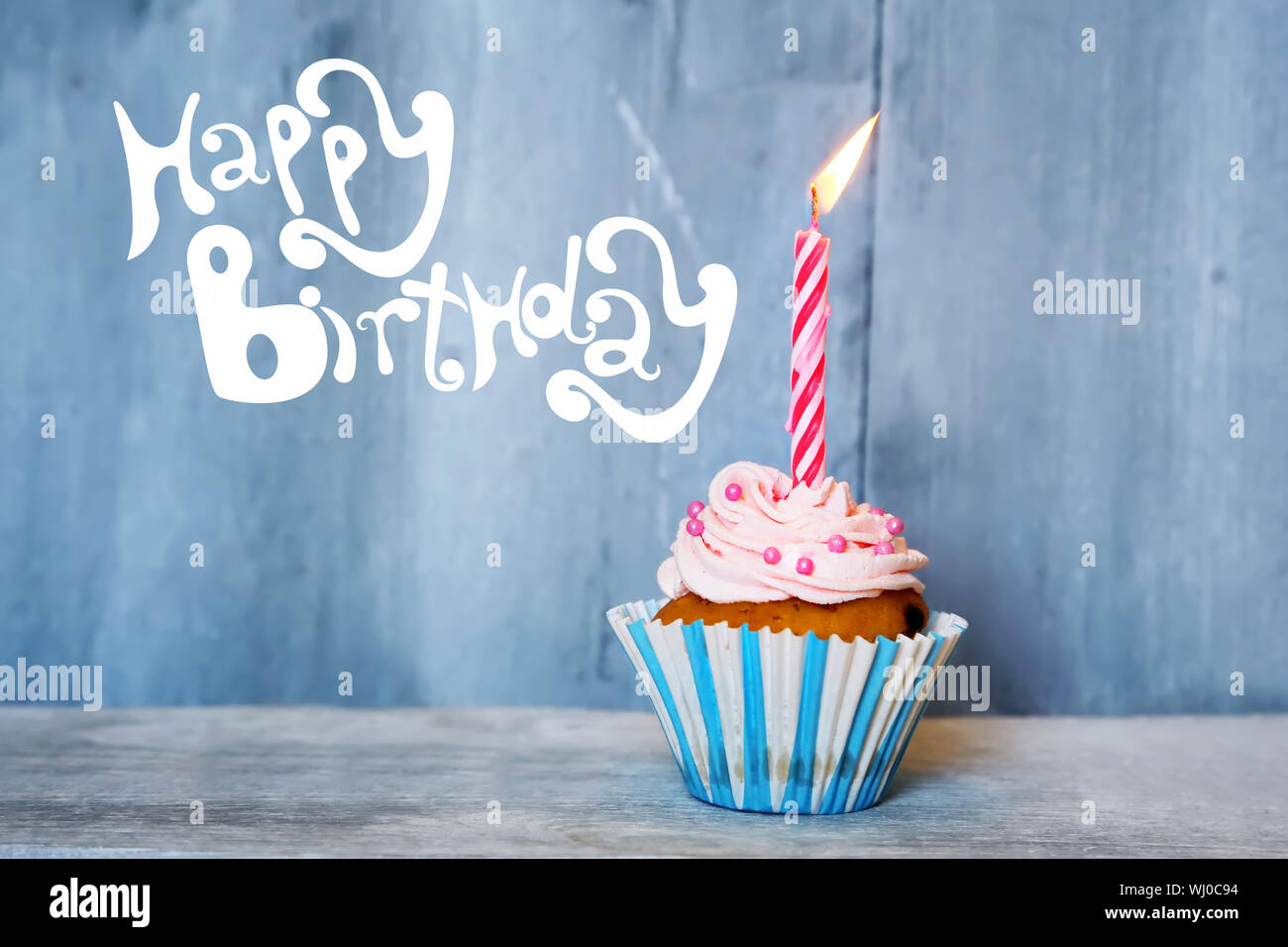 Carte de souhaits d'anniversaire avec bougies et cupcake Banque D'Images