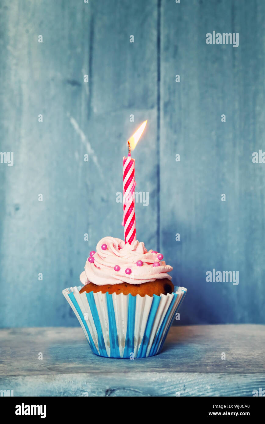 Carte de souhaits d'anniversaire avec bougies et cupcake Banque D'Images