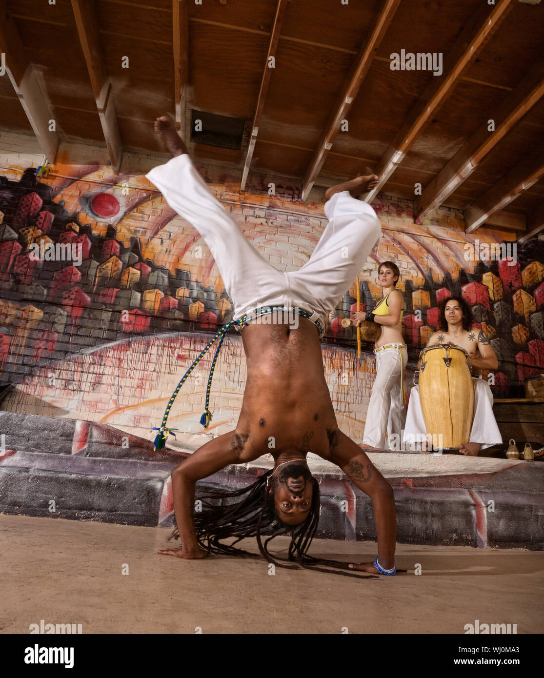 Artiste de la capoeira avec des dreadlocks à handstand Banque D'Images