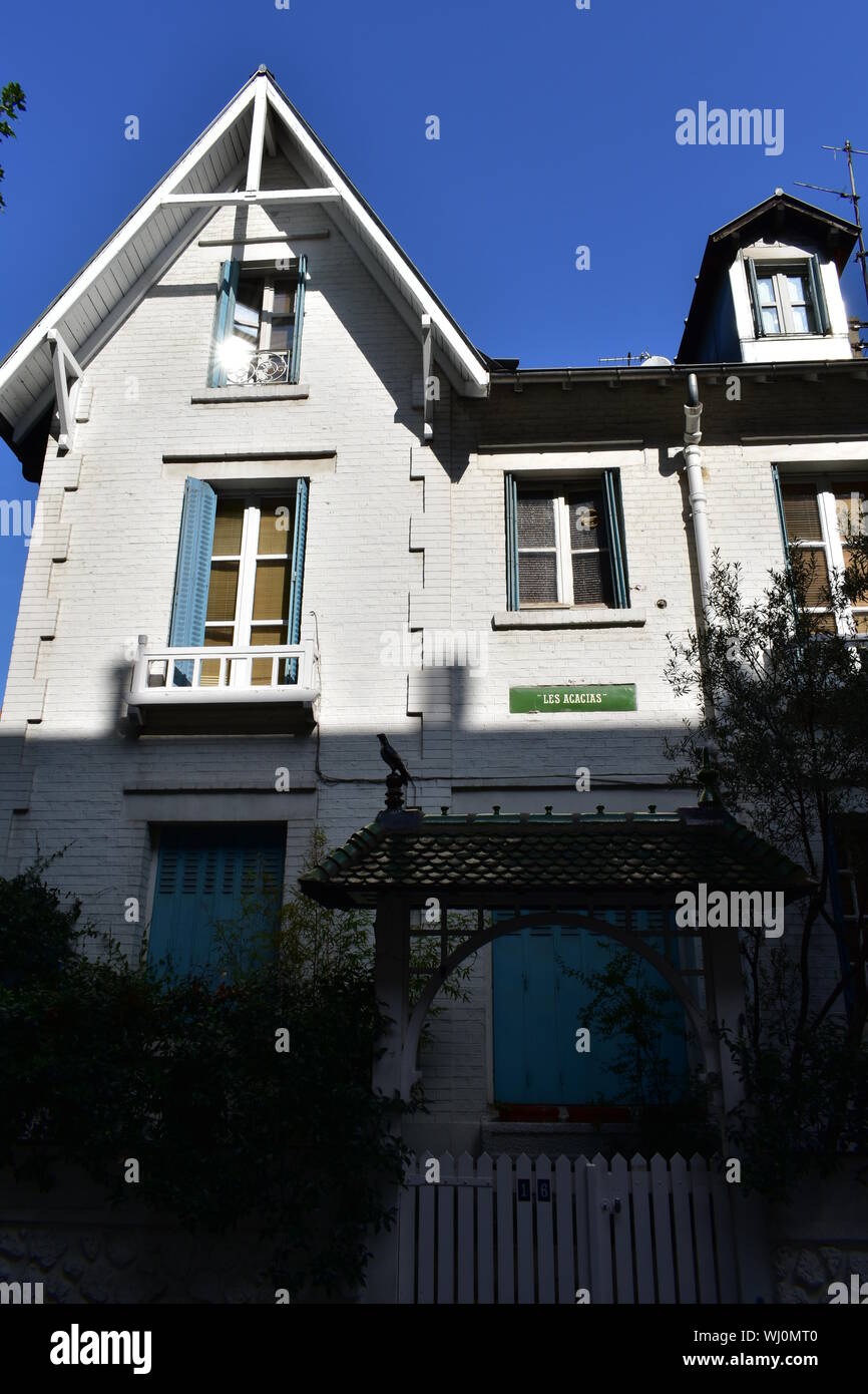 Maison de style anglais à la célèbre Villa Léandre situé à Montmartre. Paris, France. 12 août, 2019. Banque D'Images