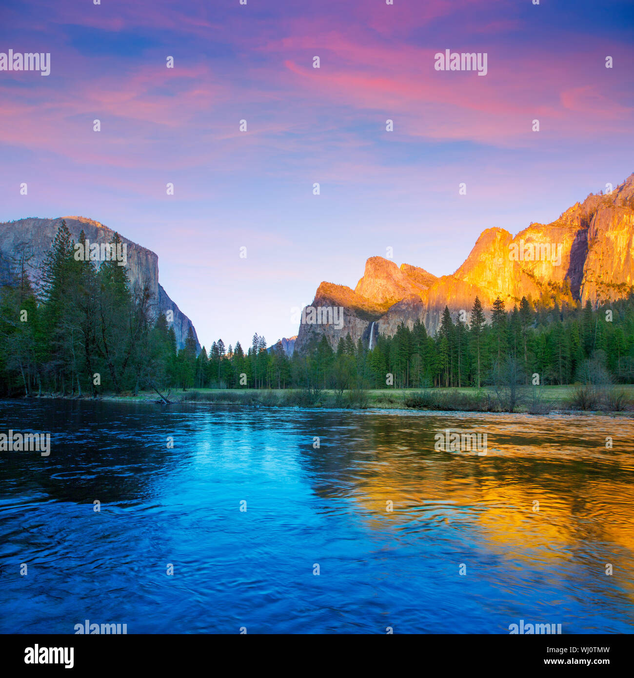 La rivière Merced Yosemite El Capitan et Half Dome en Californie Parcs Nationaux US Banque D'Images