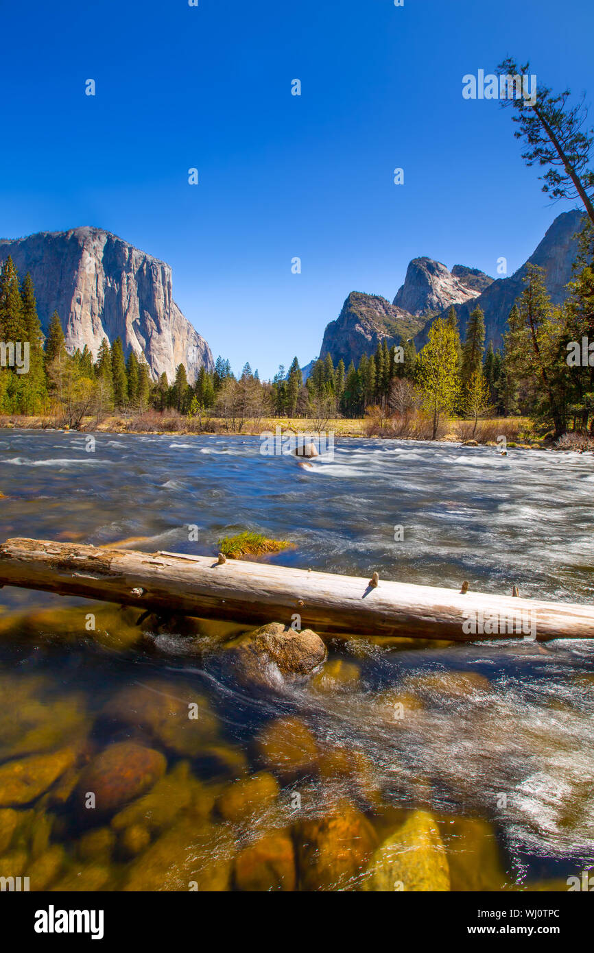 La rivière Merced Yosemite El Capitan et Half Dome en Californie Parcs Nationaux US Banque D'Images