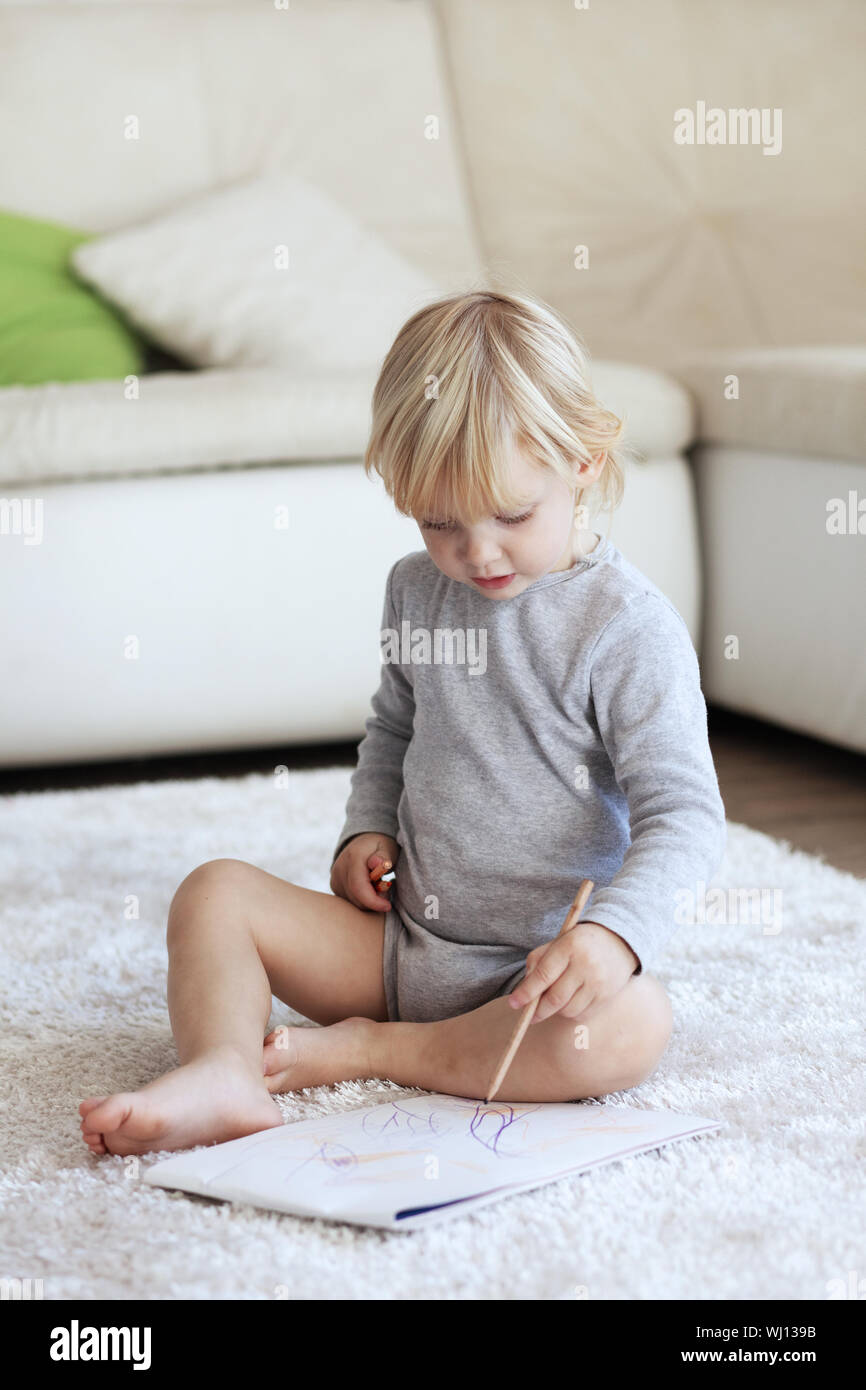 Images Dessin Enfant Assis Sur Un Tapis A La Maison Photo Stock Alamy