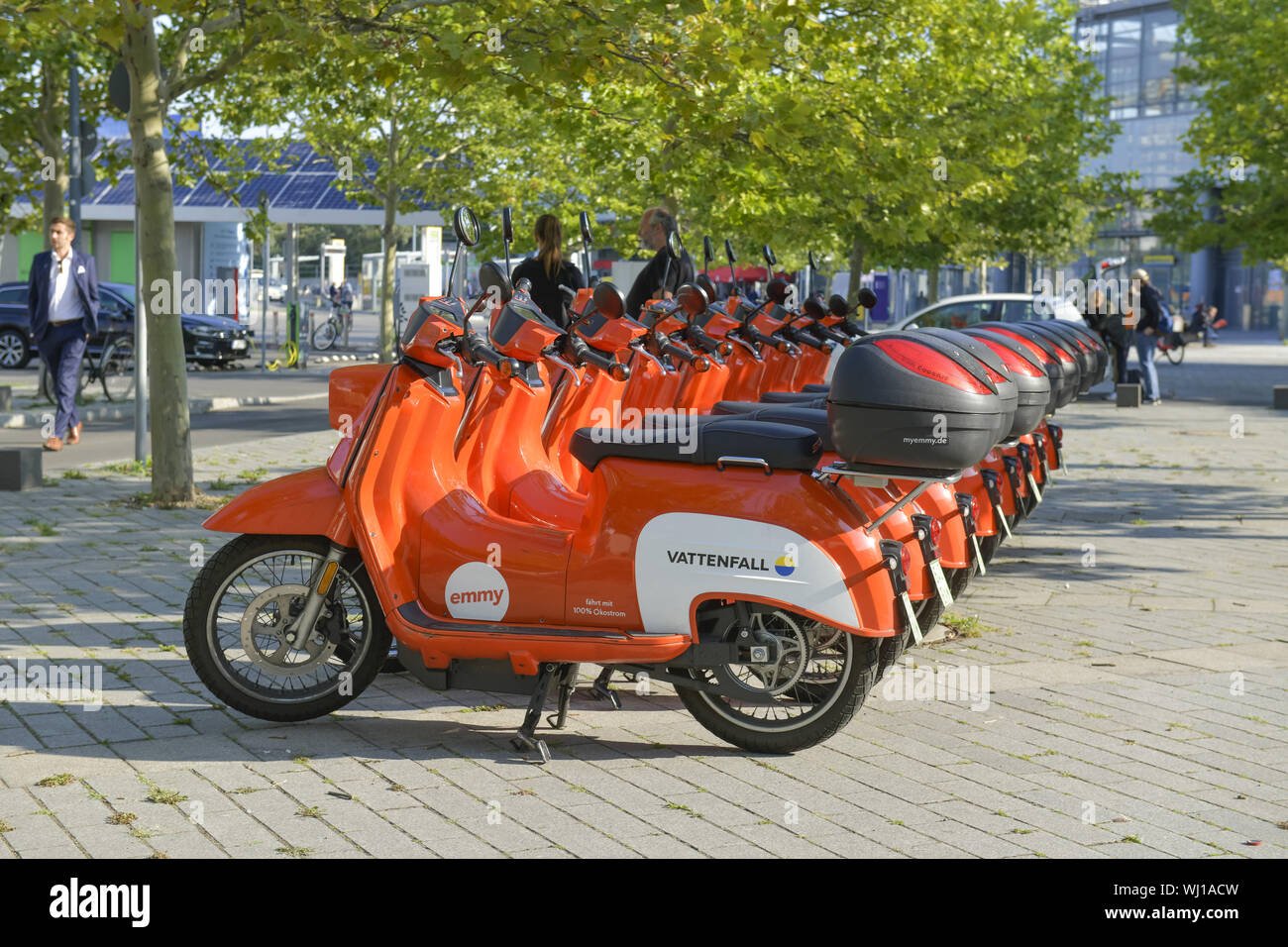 Berlin, Allemagne, électrique, bouilloire, bouilloire électrique, plus, scooter électrique, Emmy, Eroller, E scooter, EScooter, E-scooter, logo, sco moteur Banque D'Images