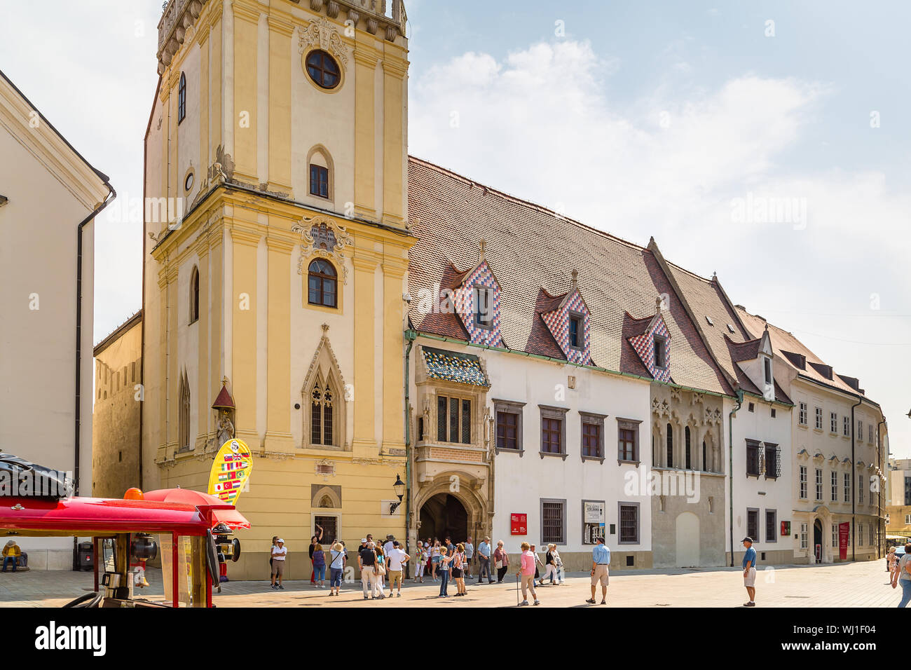 BRATISLAVA, Slovaquie - 27 août 2019 : les touristes visitant l'Ancien hôtel de ville de Bratislava, capitale de la Slovaquie Banque D'Images