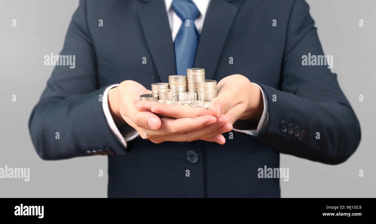 Coins empilés les uns sur les autres dans des positions différentes, dans une main Banque D'Images