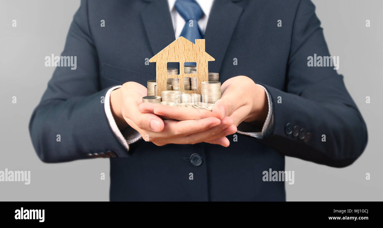 Coins empilés et chambre les uns sur les autres dans des positions différentes, dans une main Banque D'Images