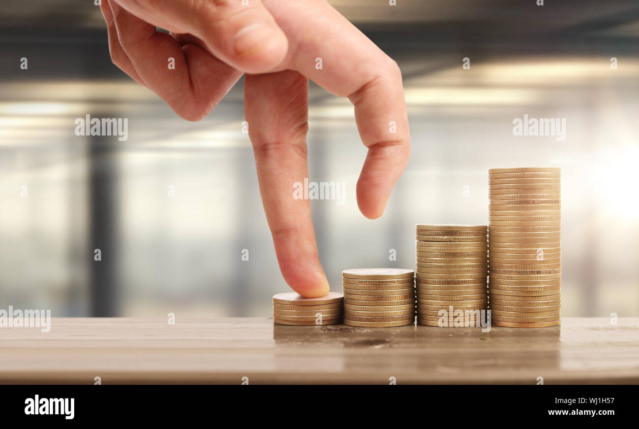 Coins empilés les uns sur les autres dans des positions différentes, et part Banque D'Images