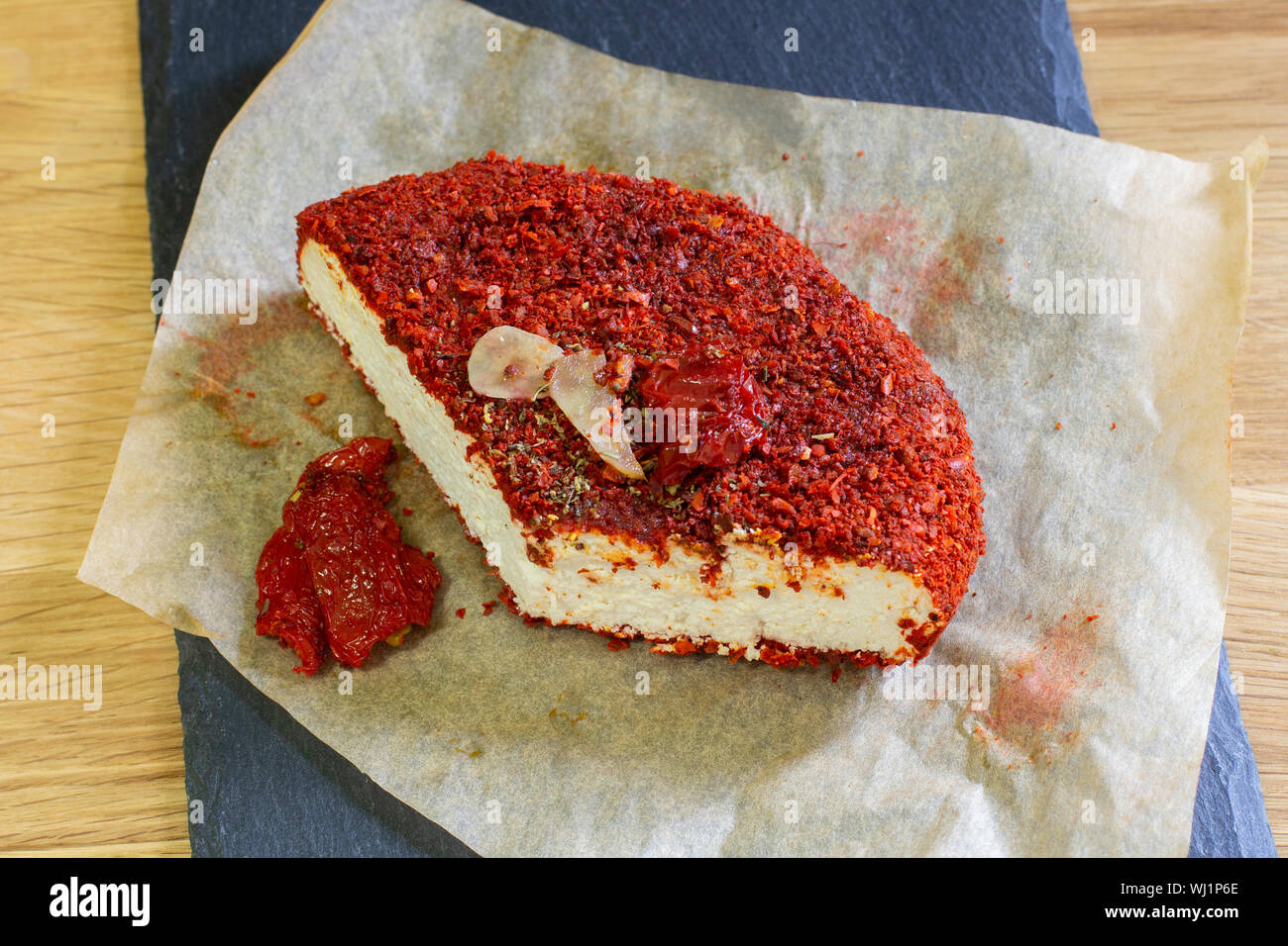 Le lait fait maison fromage ricotta à l'ail et poivre tomates séchées au soleil, fromage produit laitier ferme Banque D'Images